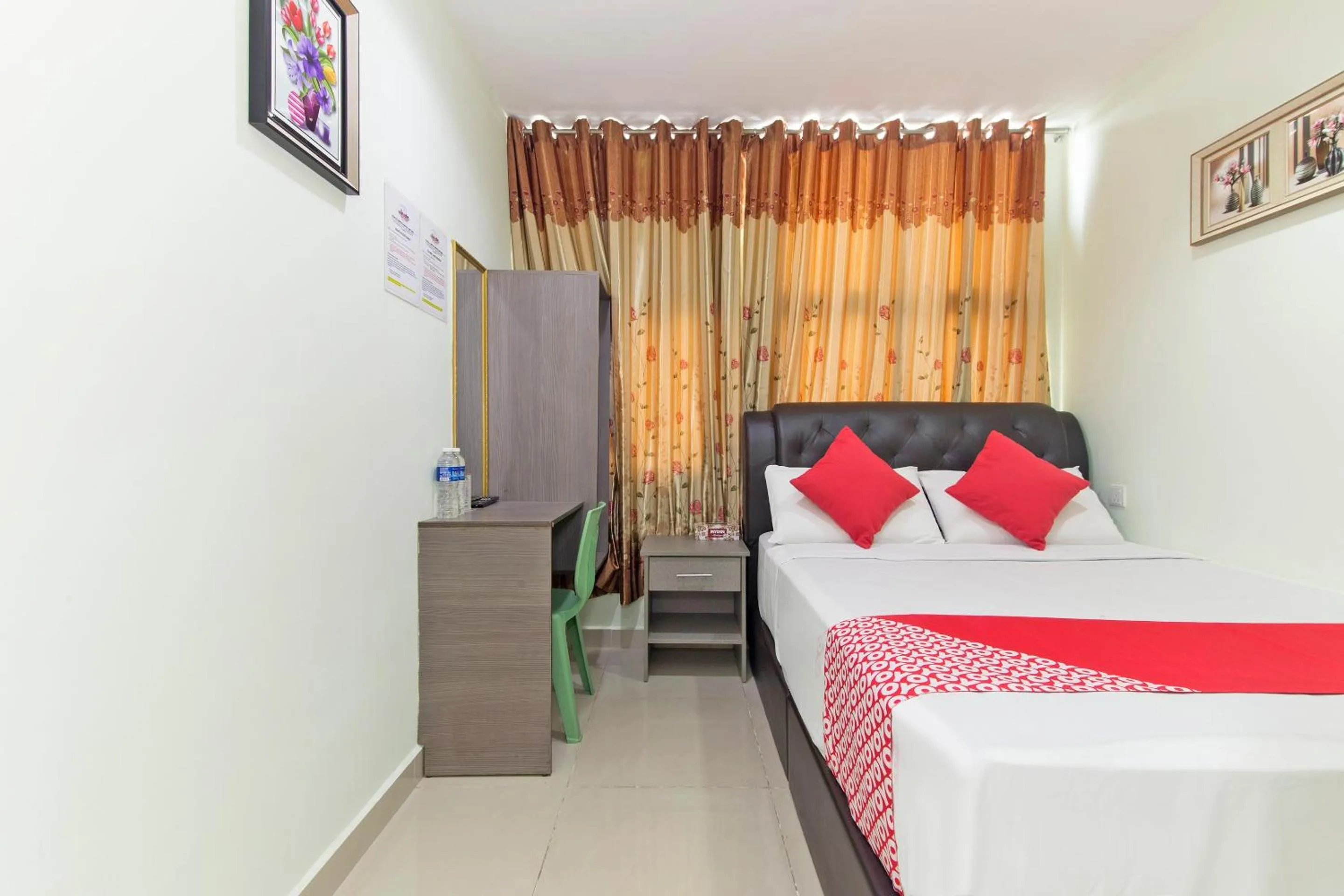 Bedroom in OYO 444 KL Empire Hotel