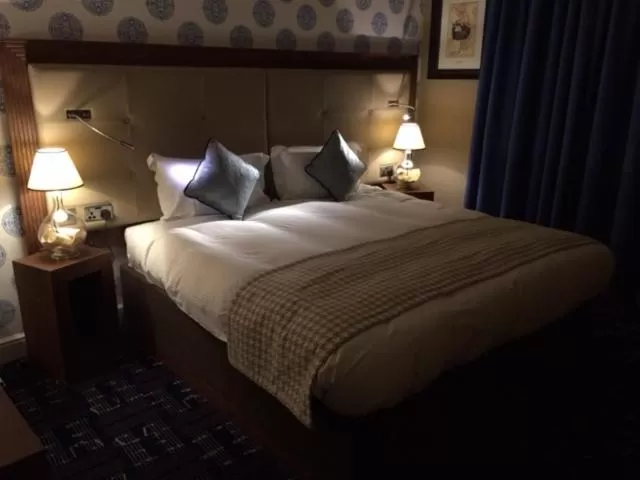 Shower, Bed in The Crown Wetherspoon