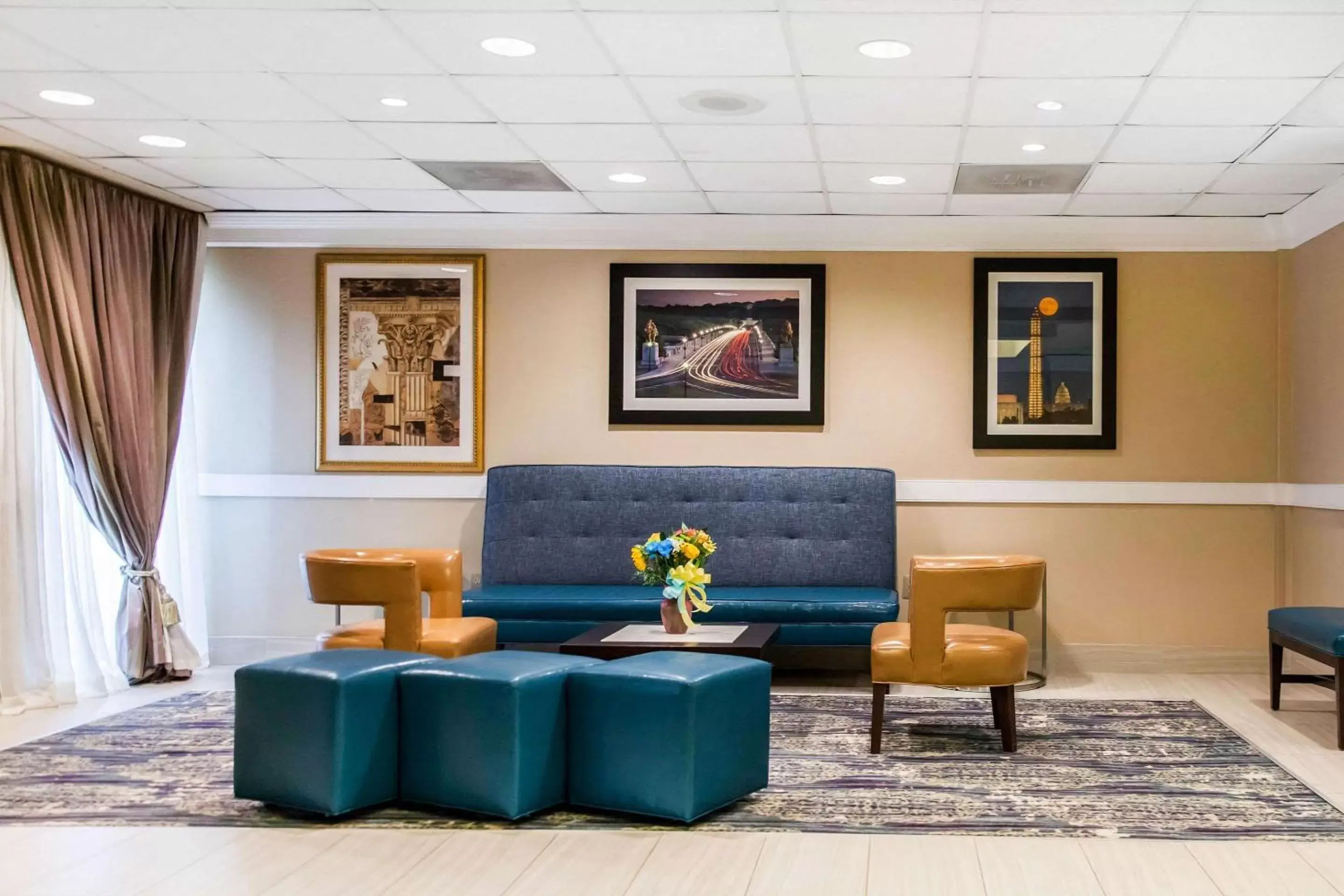 Lobby or reception, Seating Area in Comfort Inn Pentagon City