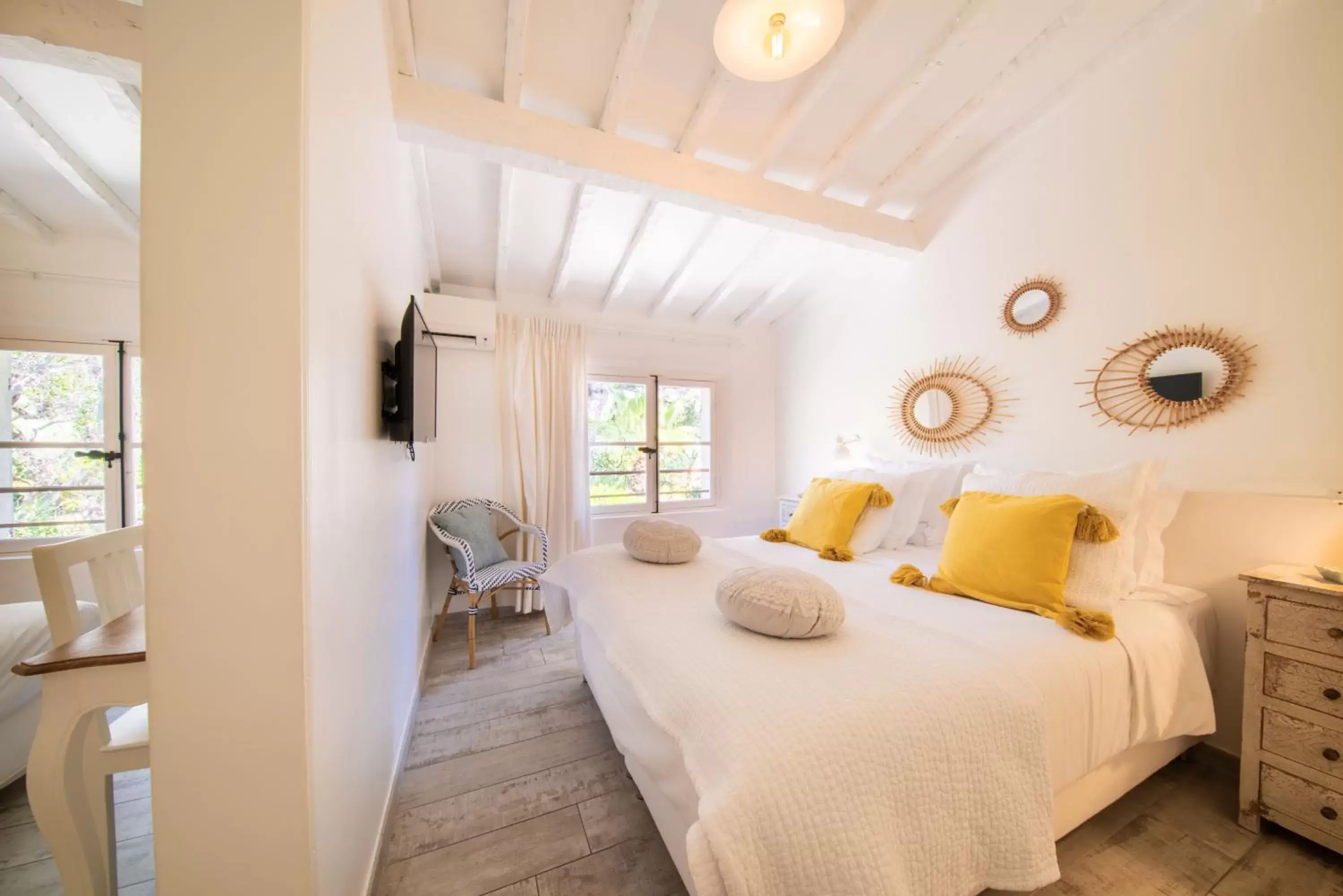 Photo of the whole room, Bed in Les Capucines Saint Tropez
