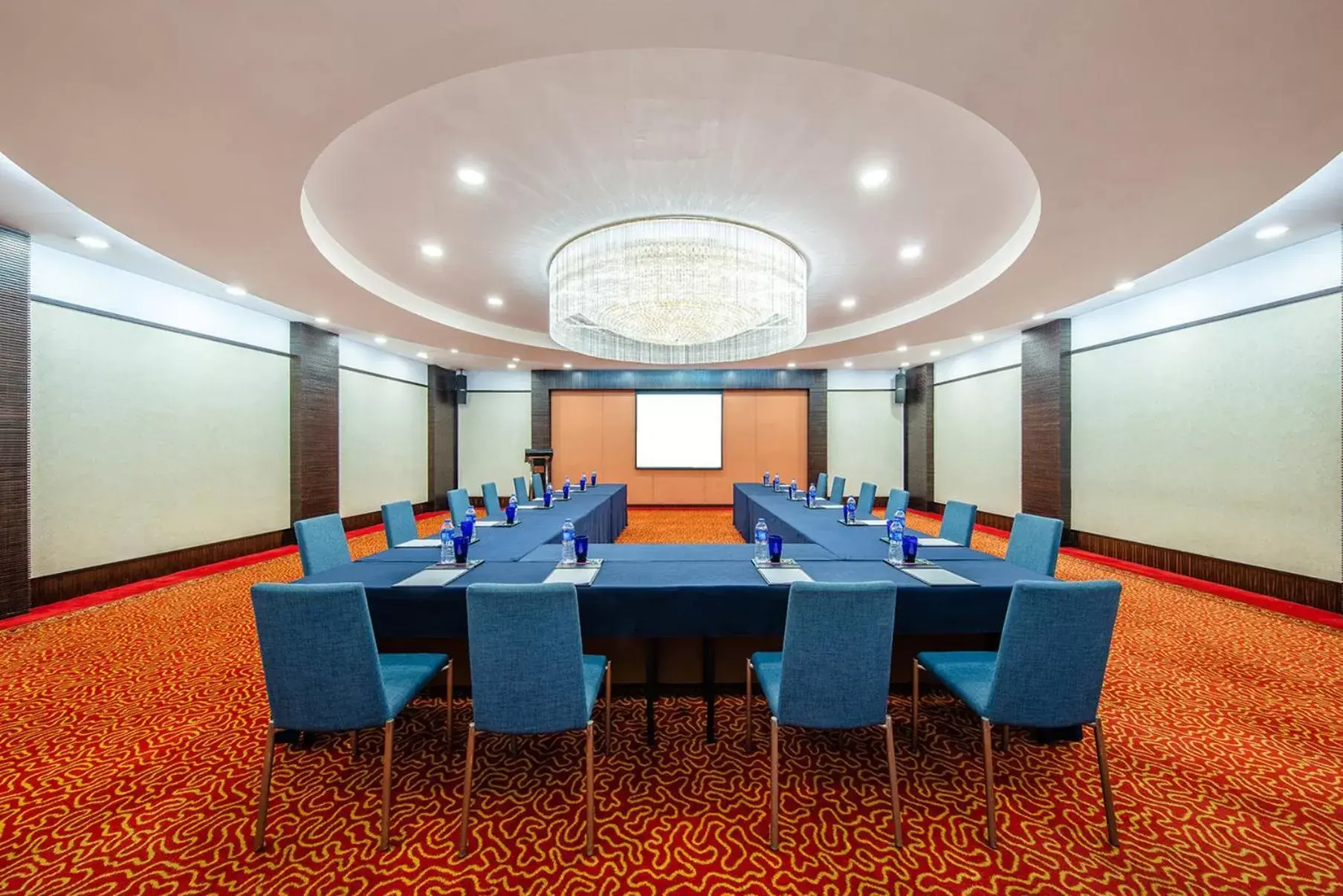 Meeting/conference room in Crowne Plaza Foshan, an IHG Hotel - Exclusive bus stations for HKSAR round-trips