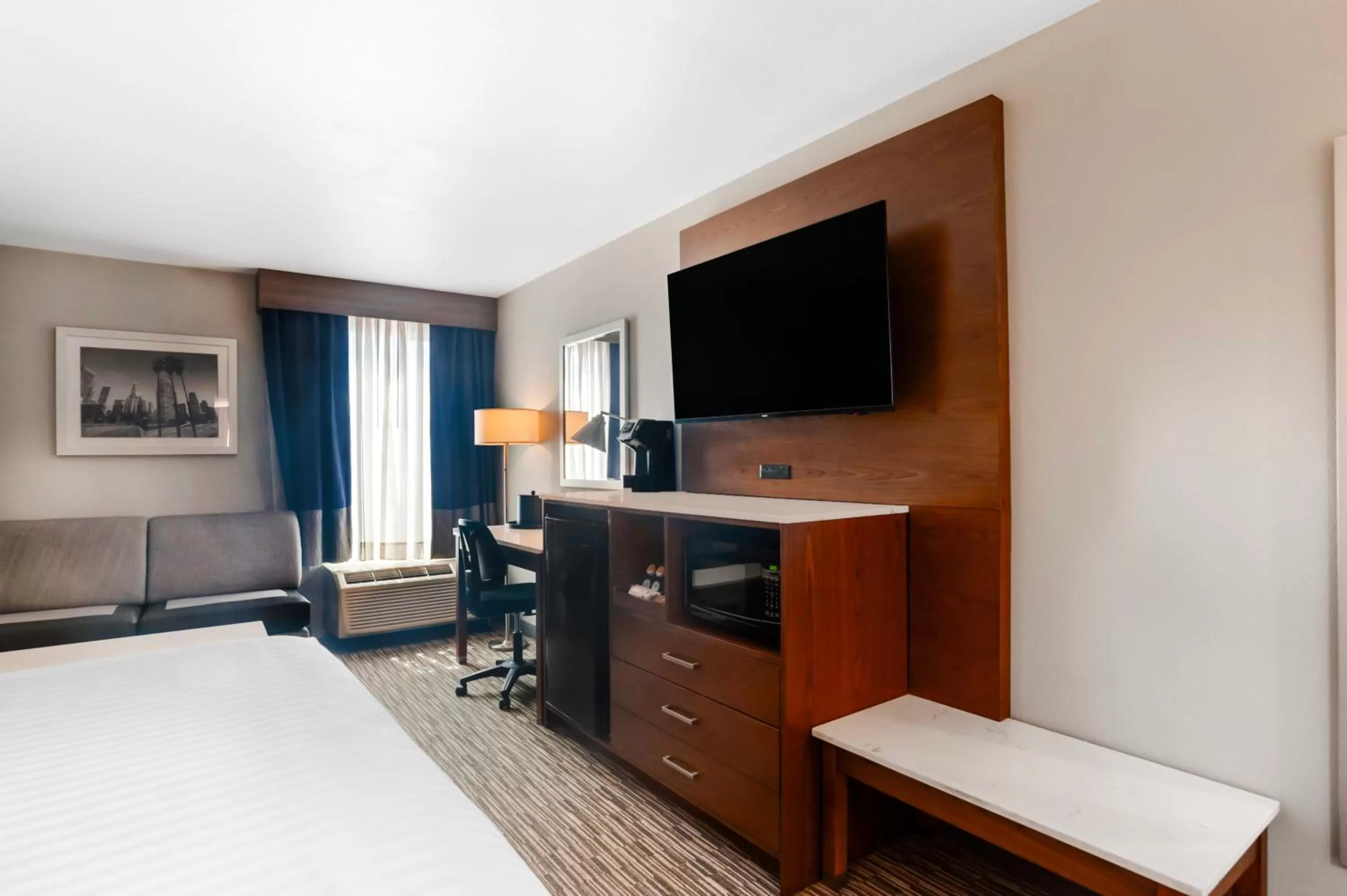 Bedroom, Bed in Best Western Plus Commerce Hotel