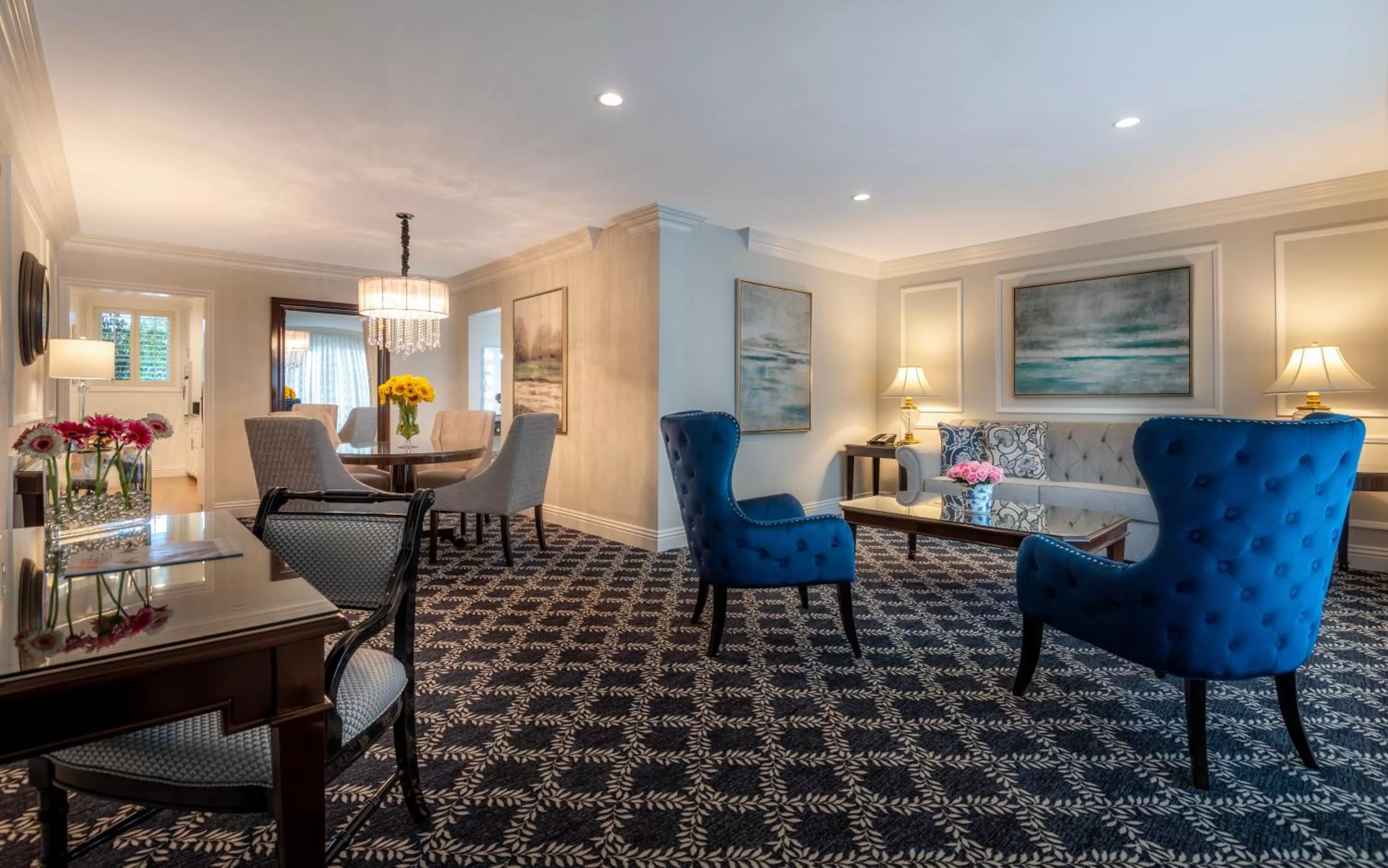 Living room in Beverly Hills Plaza Hotel & Spa