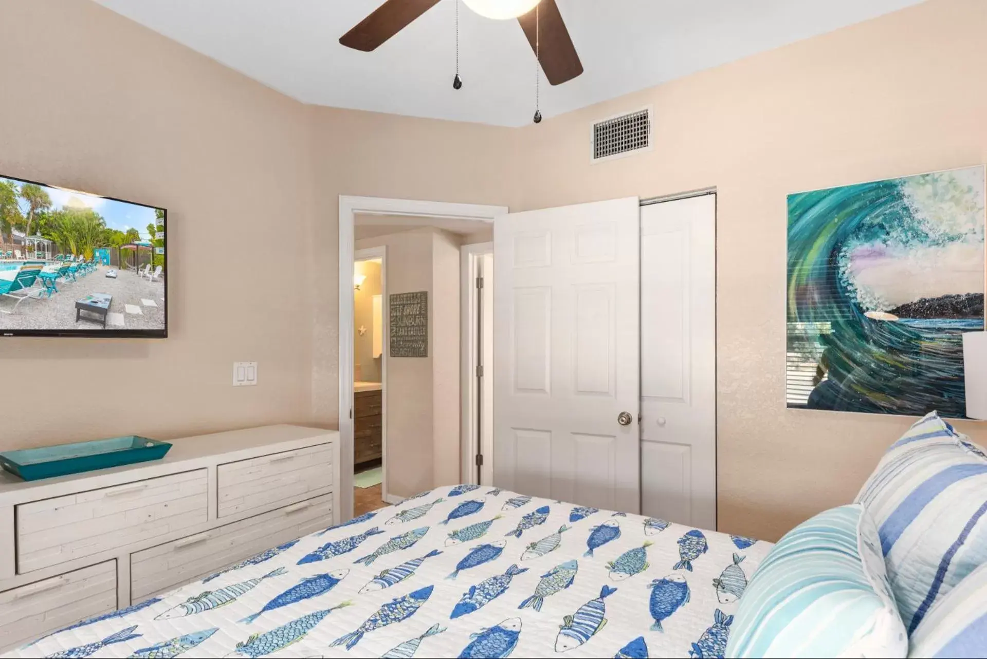 Photo of the whole room, Bed in The Ringling Beach House Photo of the whole room, Bed in The Ringling Beach House