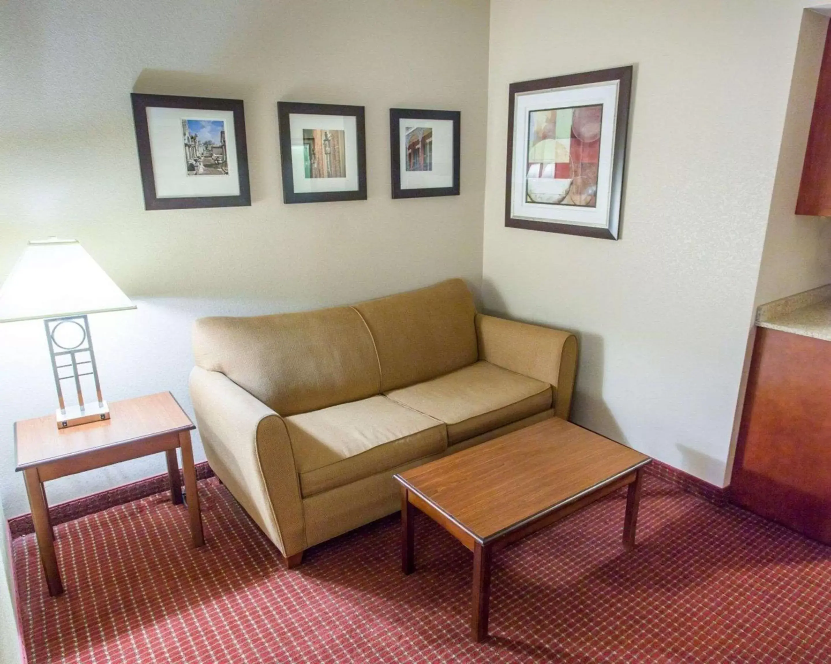 Photo of the whole room, Seating Area in Comfort Inn New Orleans Airport South