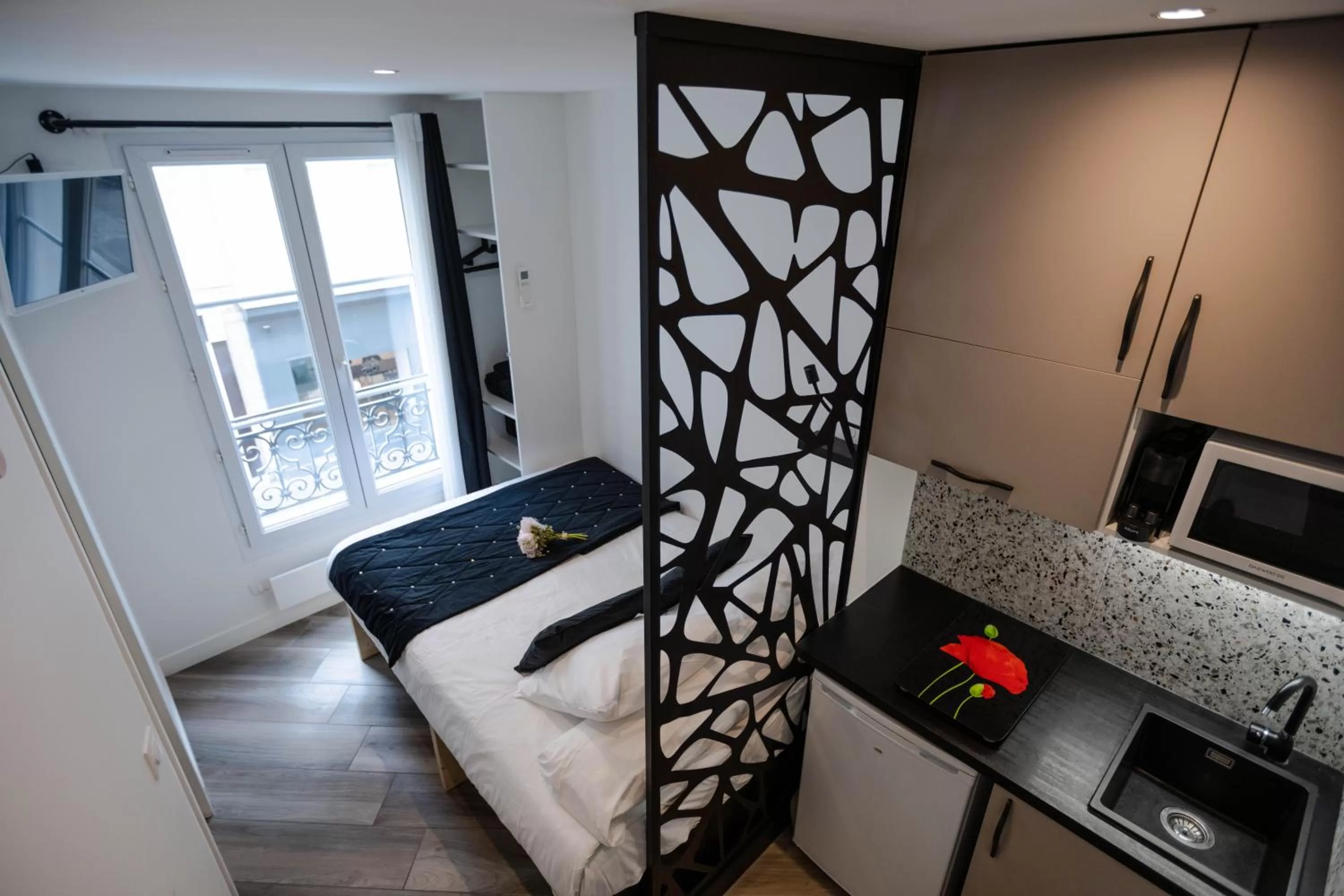 Photo of the whole room, Bed in Beatrice et Emmanuel Meublé Eiffel