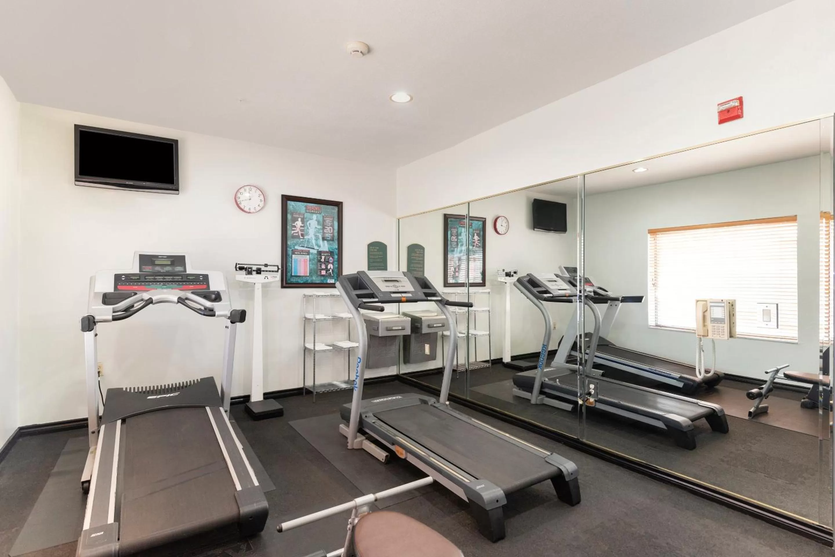 Fitness centre/facilities in Baymont by Wyndham Houston Brookhollow