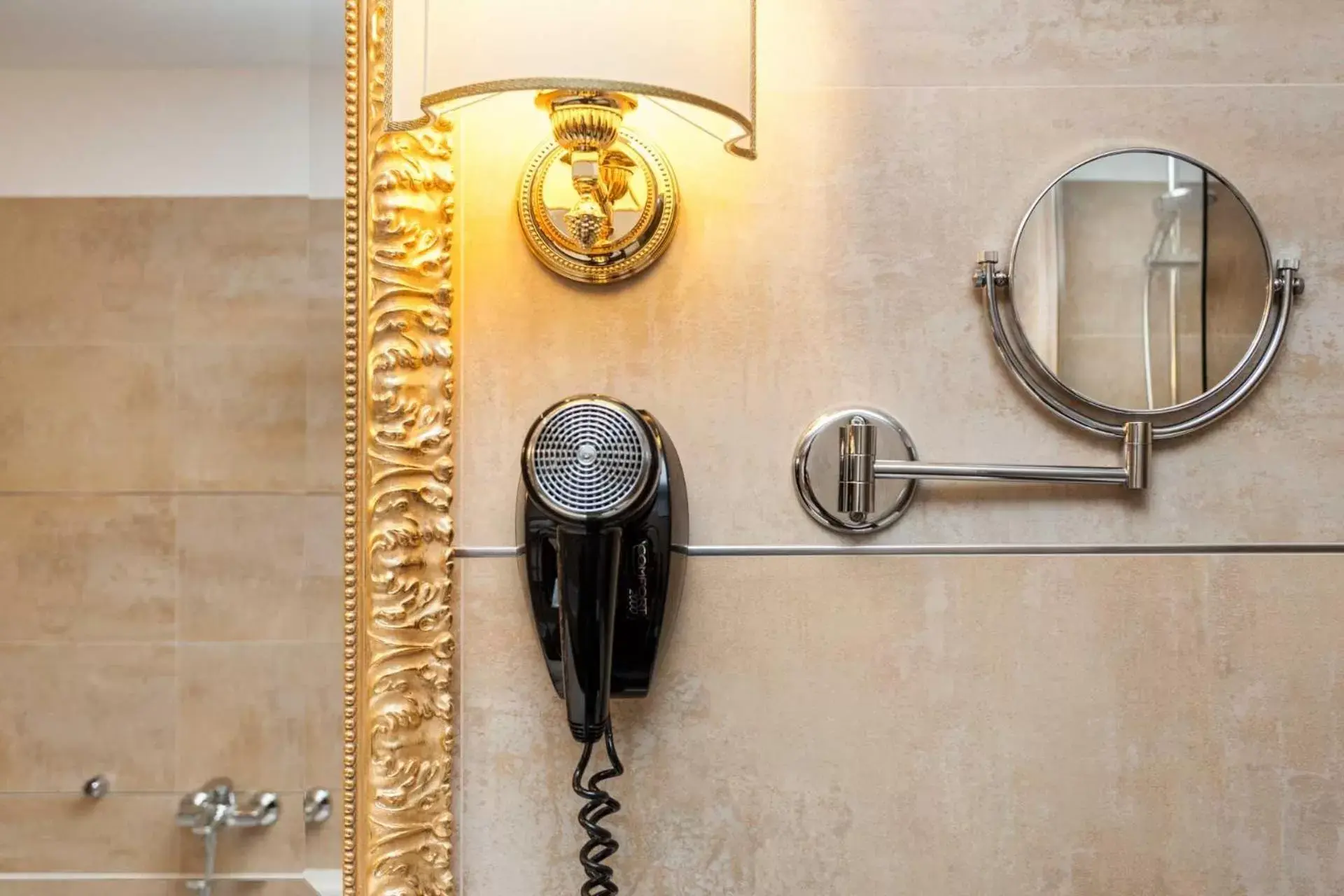 Bathroom in Hotel Leon d'Oro