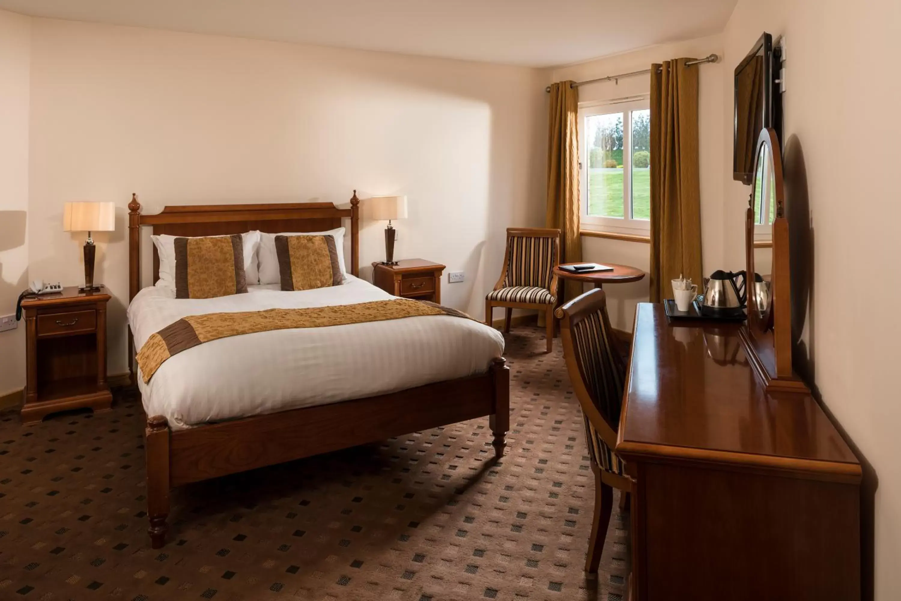 Bedroom, Bed in Radstone Hotel