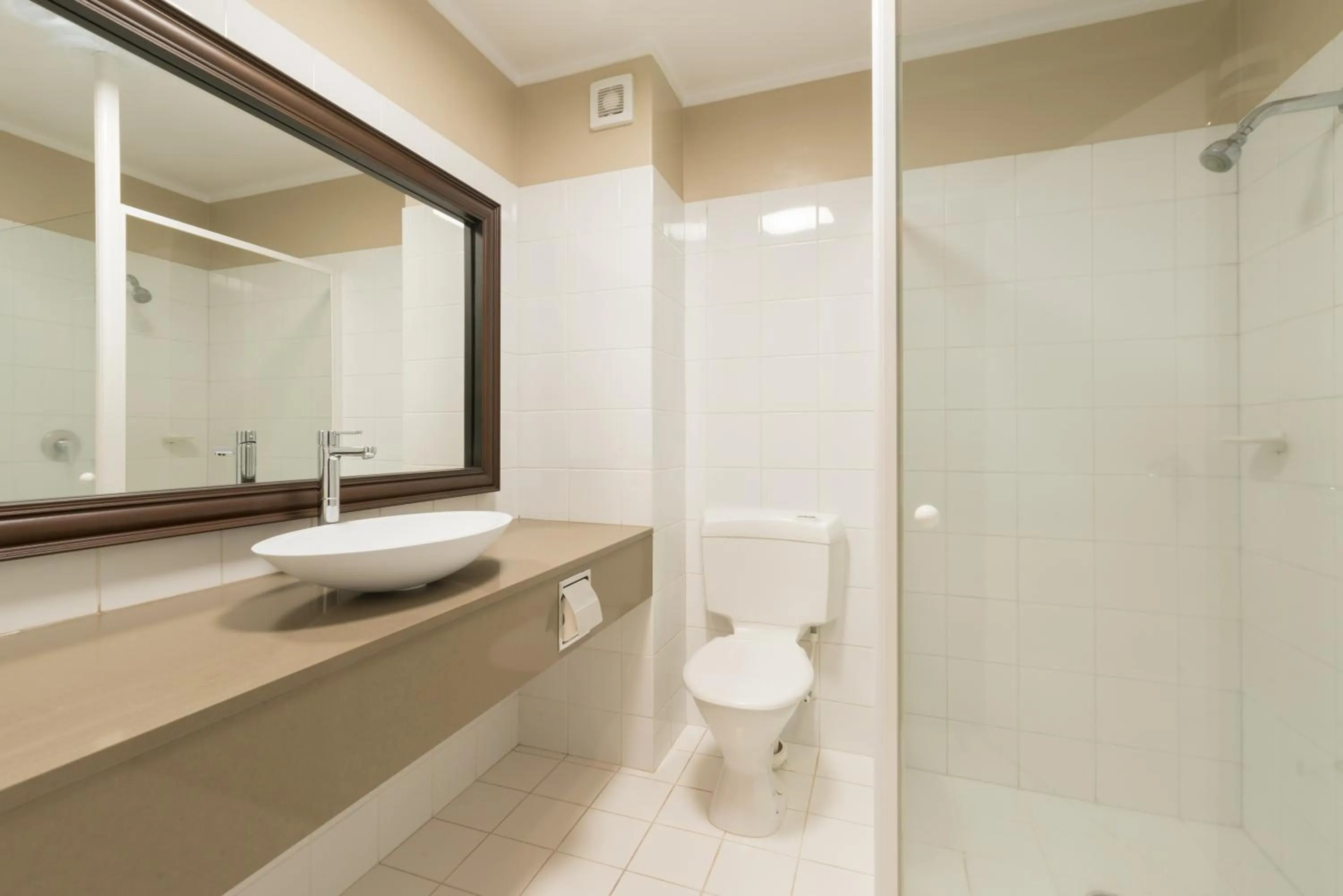 Bathroom in Distinction Hamilton Hotel & Conference Centre