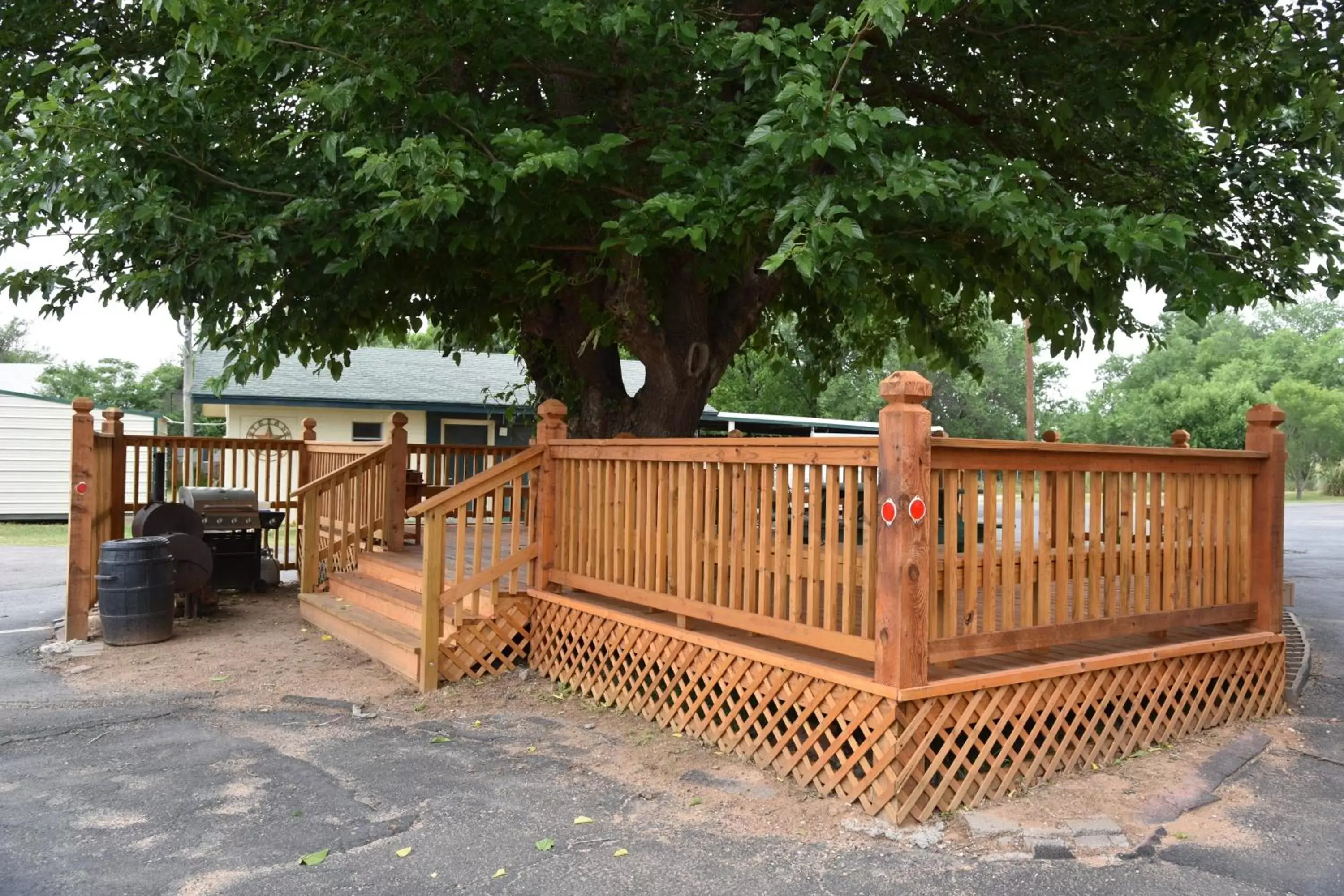 BBQ facilities, Patio/Outdoor Area in Purple Sage Motel