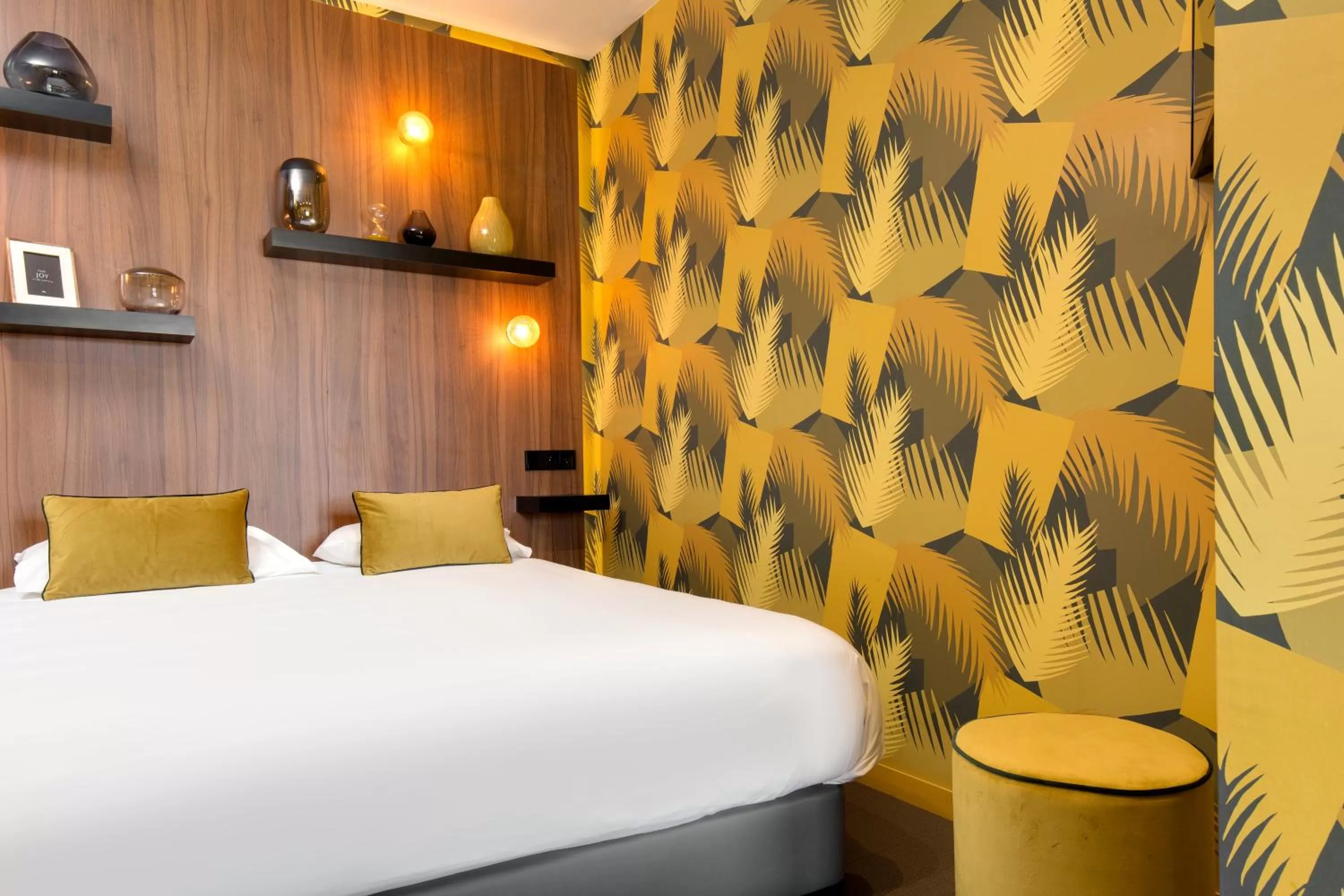 Bed in Hôtel Montmorency & Spa