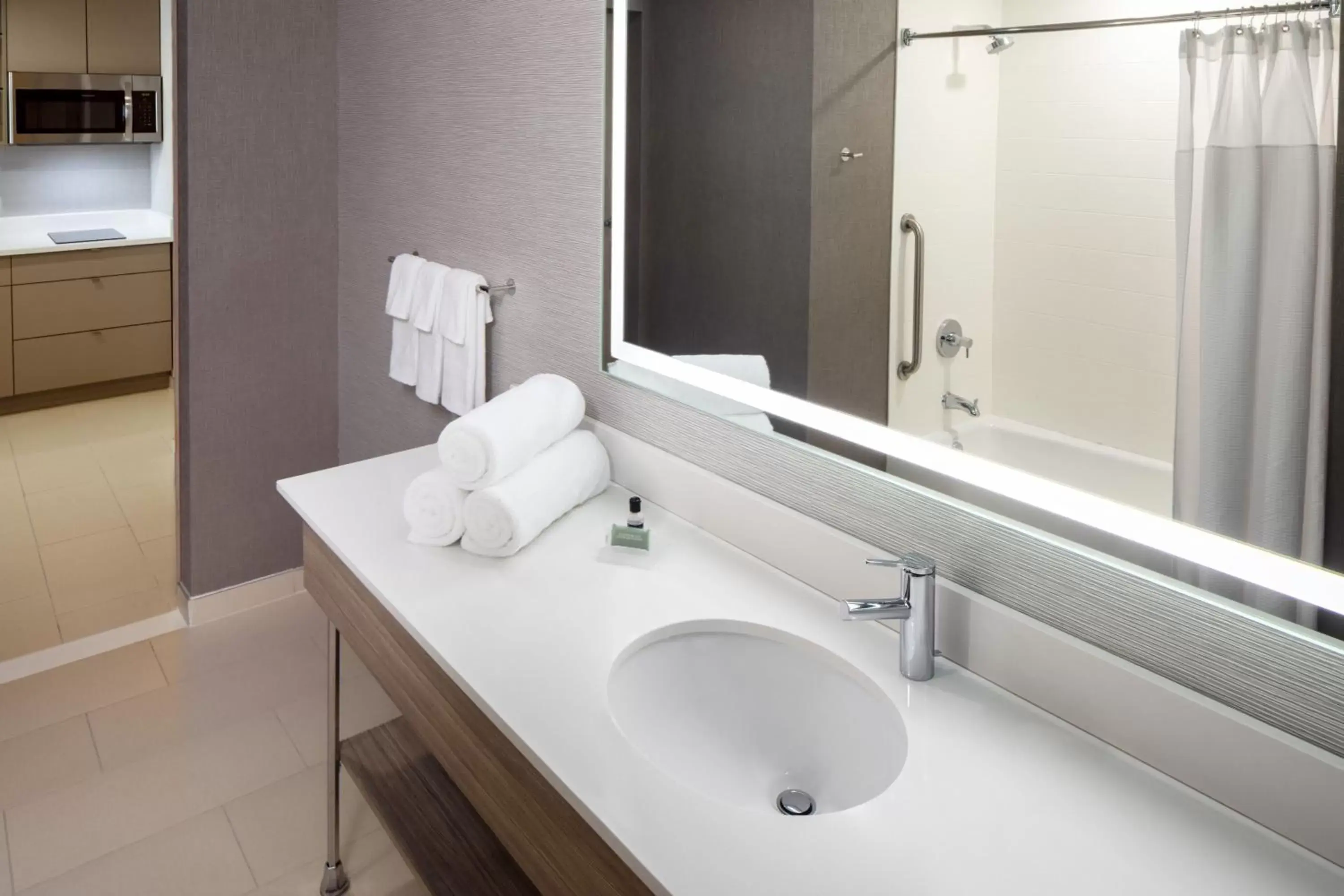 Bathroom in SpringHill Suites by Marriott New York JFK Airport Jamaica