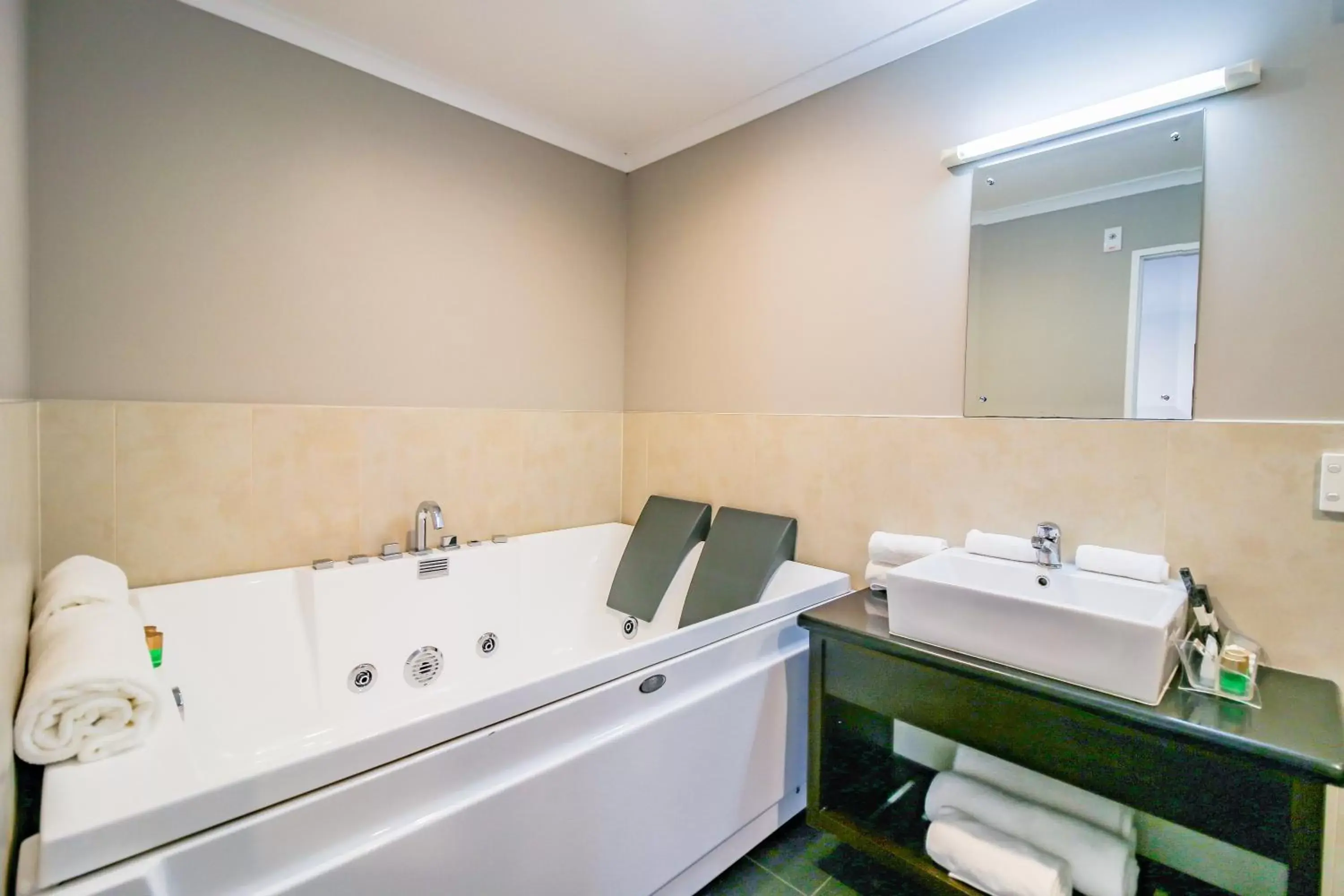 Bathroom in Aotea Motor Lodge