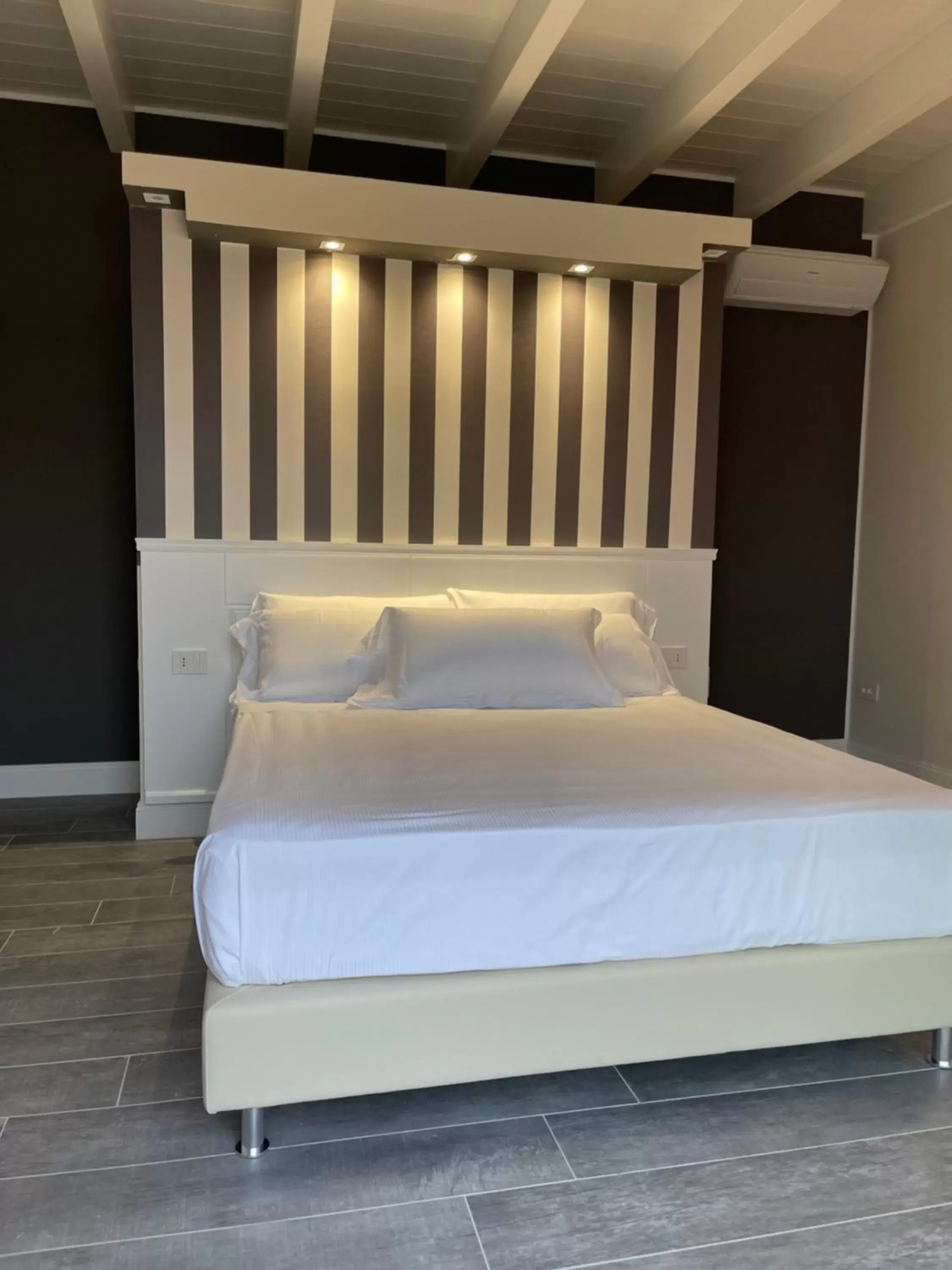 Bedroom, Bed in 18 Dante Luxury Suites