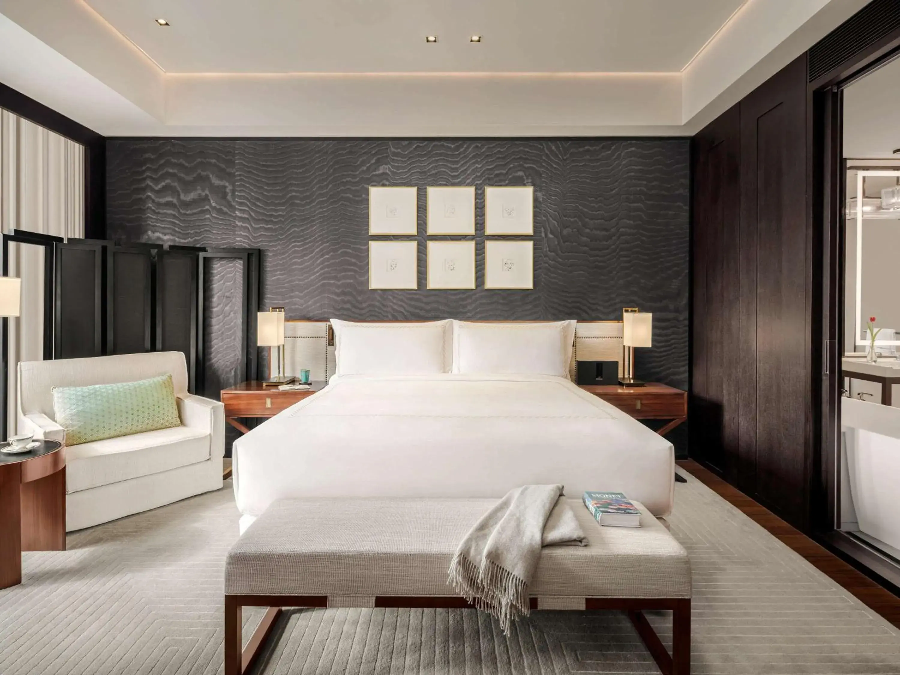 Photo of the whole room, Bed in Fairmont Wuhan