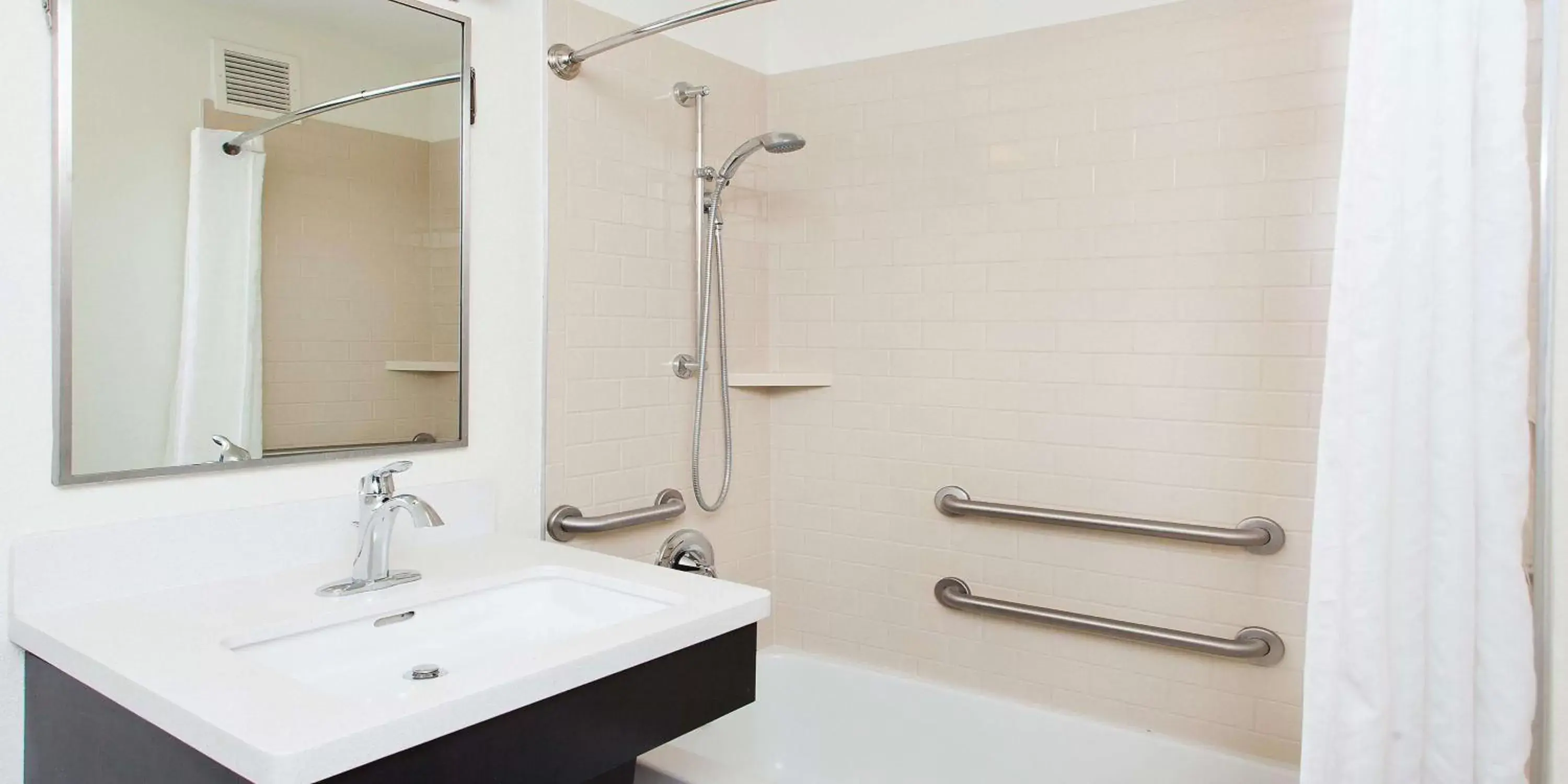 Shower, Bathroom in Sonesta Simply Suites Chicago O'Hare Airport