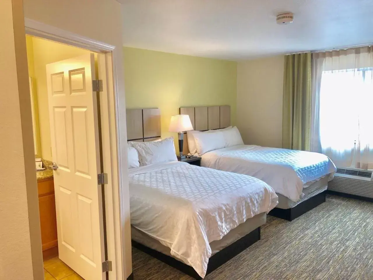 Bedroom, Bed in Candlewood Suites Washington North, an IHG Hotel