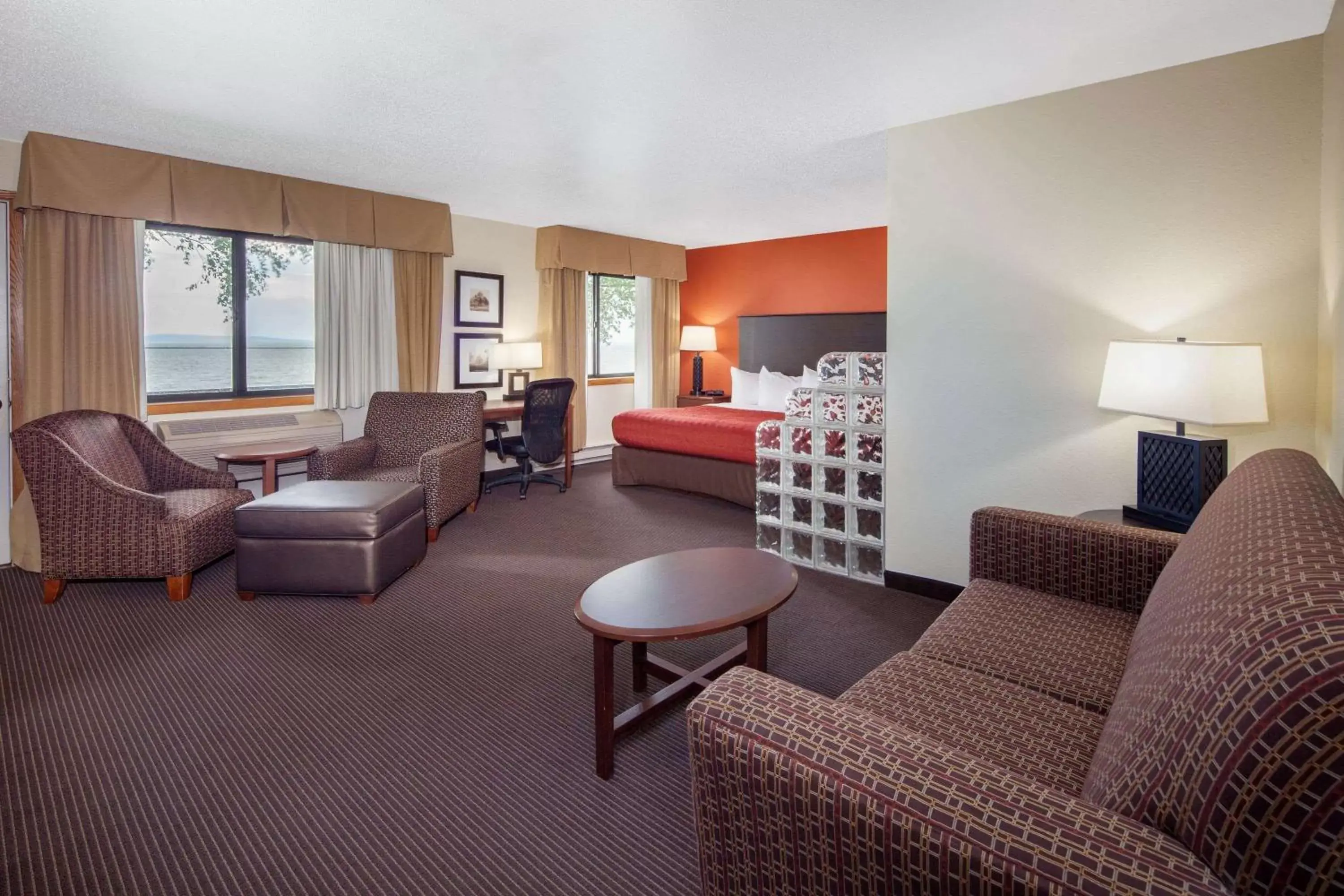 Photo of the whole room, Seating Area in AmericInn by Wyndham Ashland