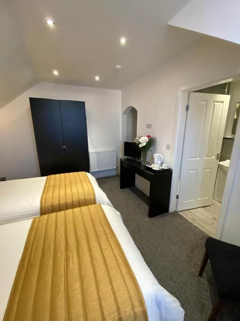 Bedroom, Bed in Revelstoke Hotel