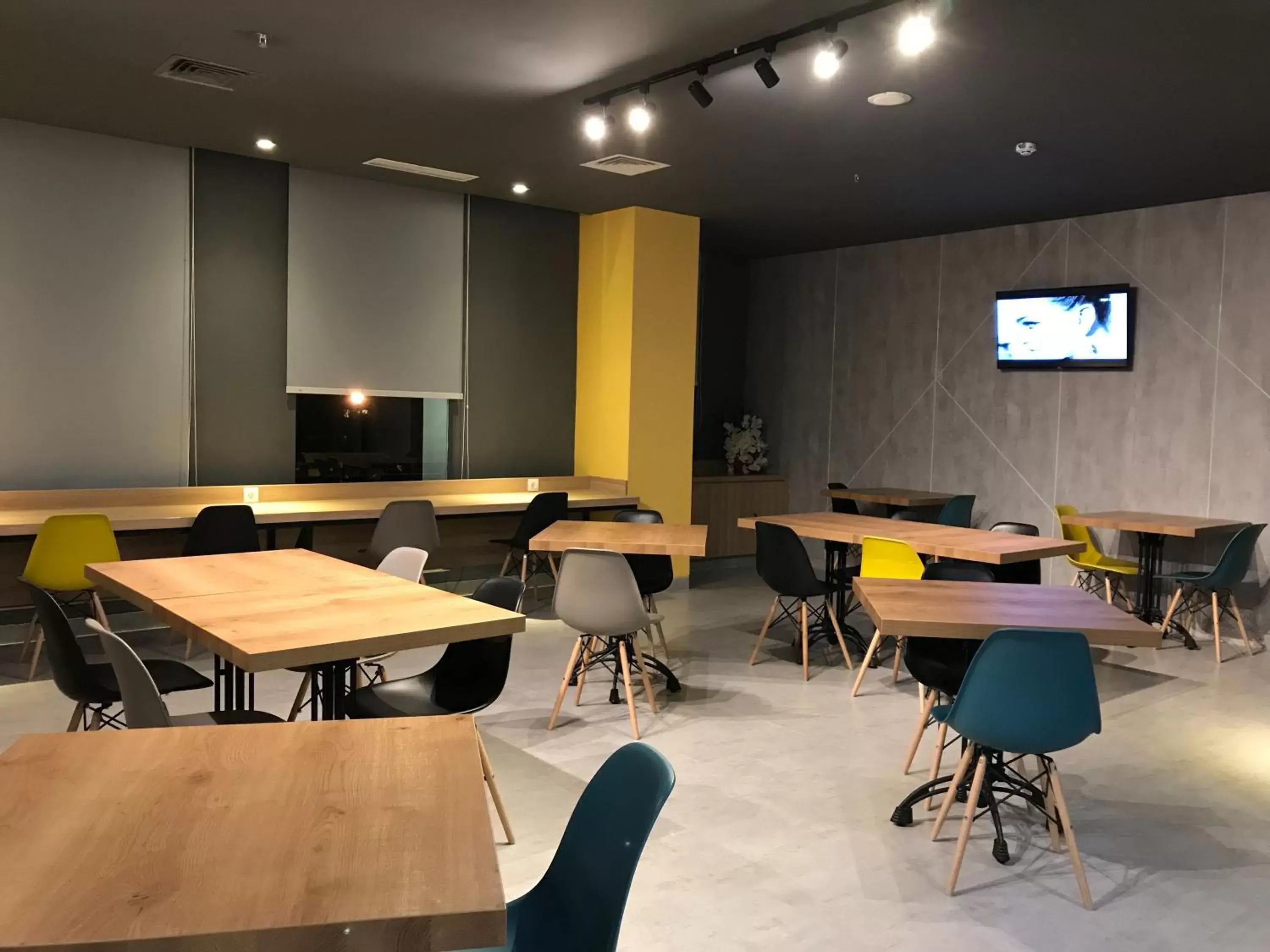 Restaurant/Places to Eat in ibis budget Surabaya Diponegoro