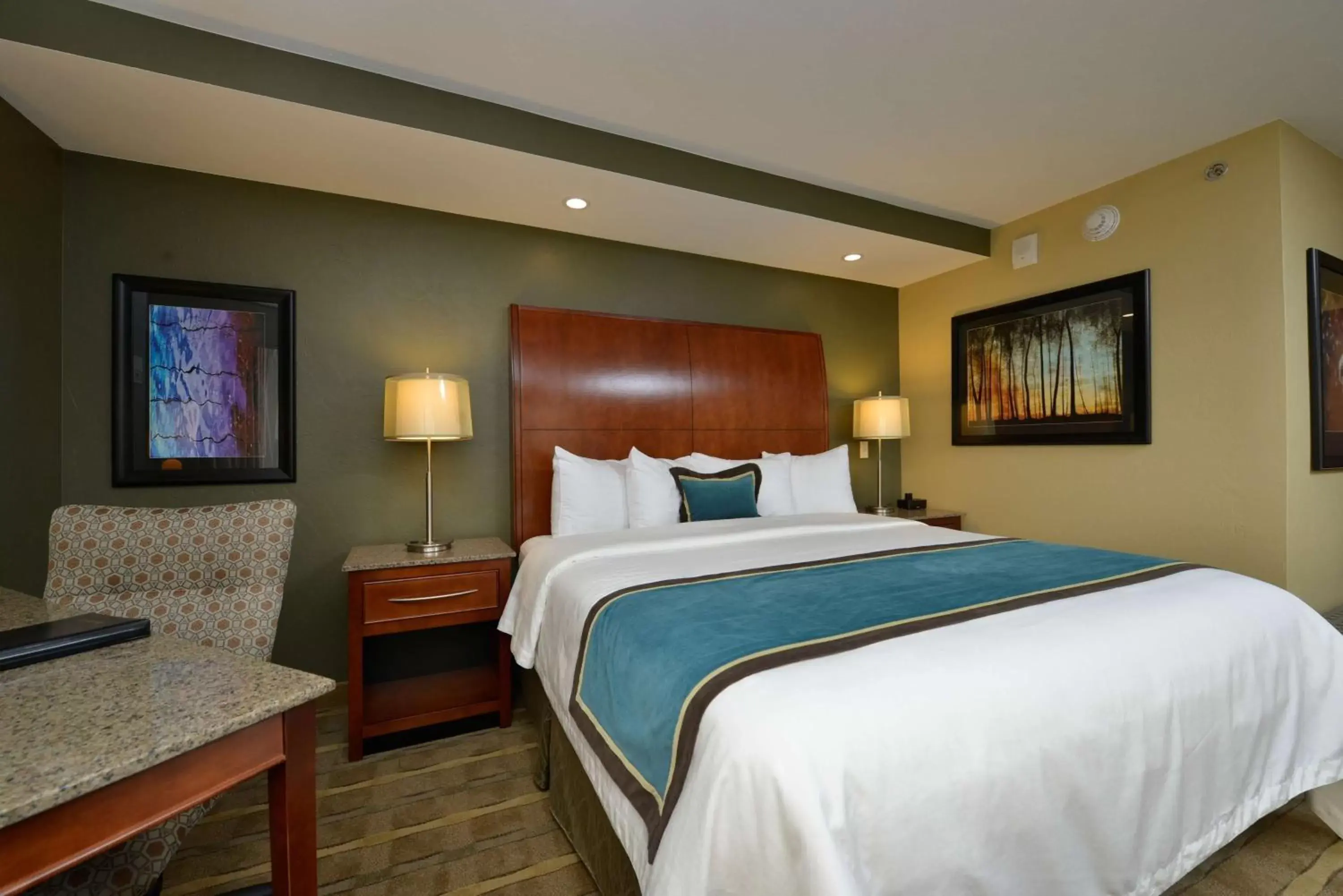 Photo of the whole room, Bed in Best Western Premier Waterfront Hotel & Convention Center