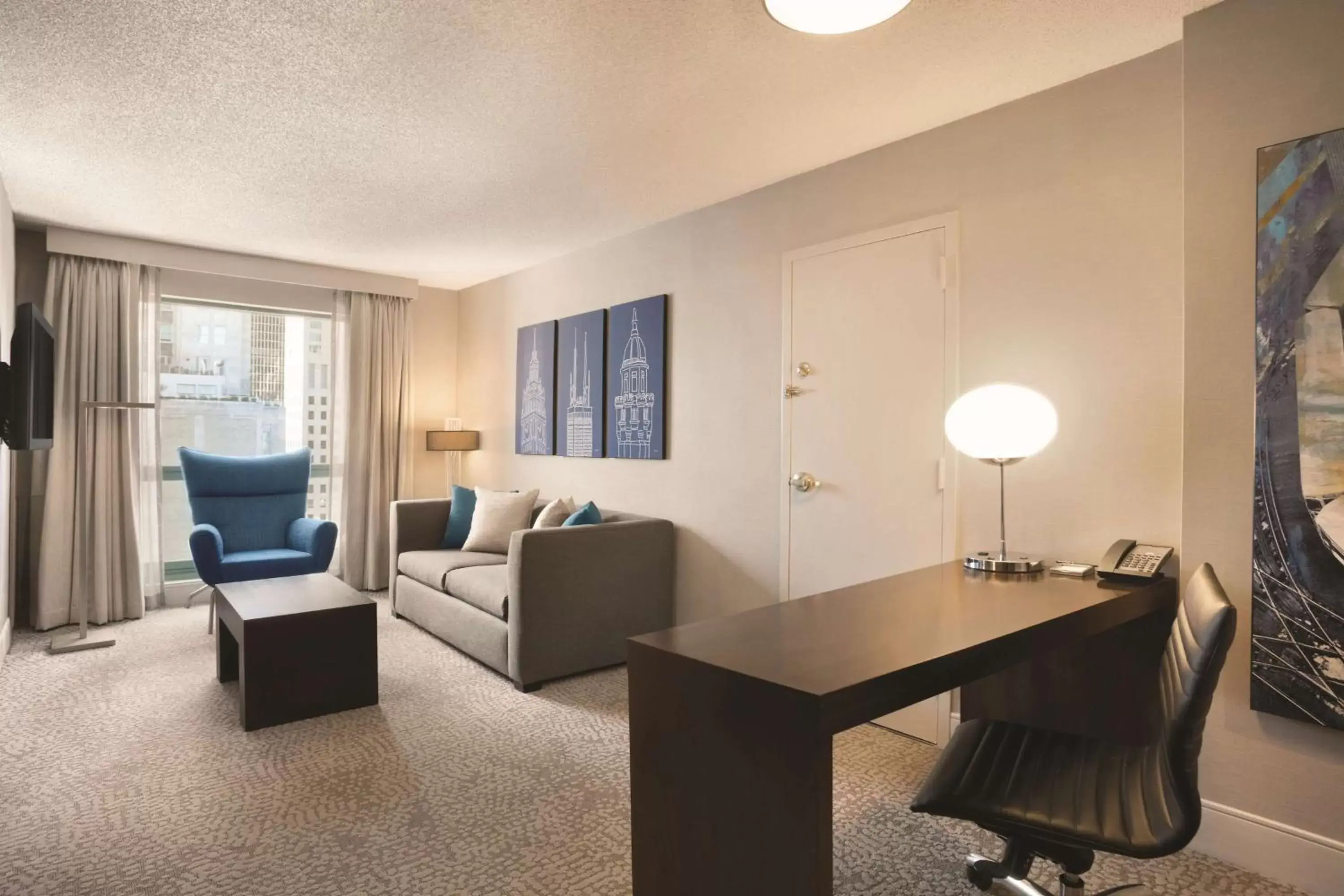 Bedroom, Seating Area in Hilton Chicago Magnificent Mile Suites