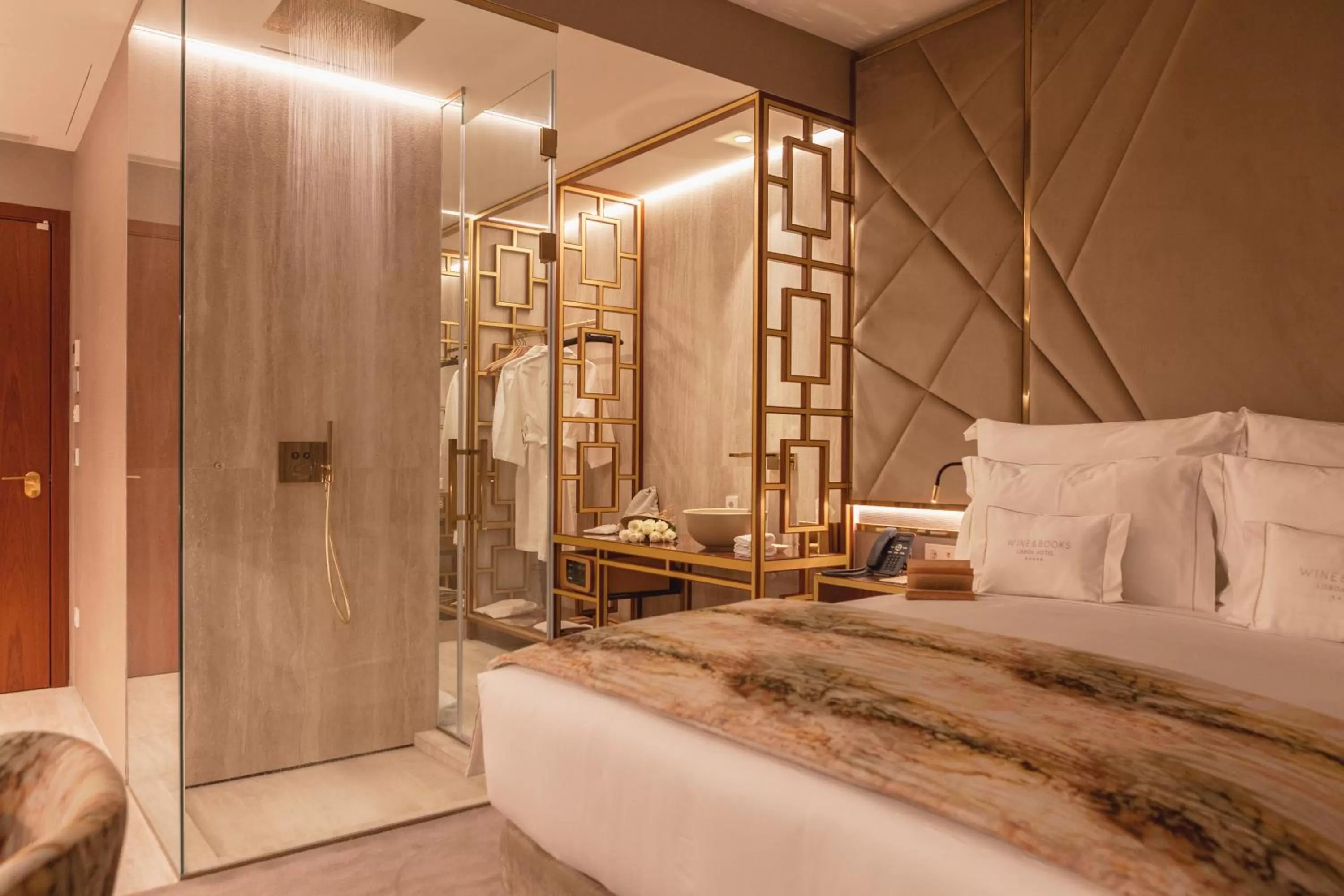 Shower, Bed in Wine & Books Lisboa Hotel
