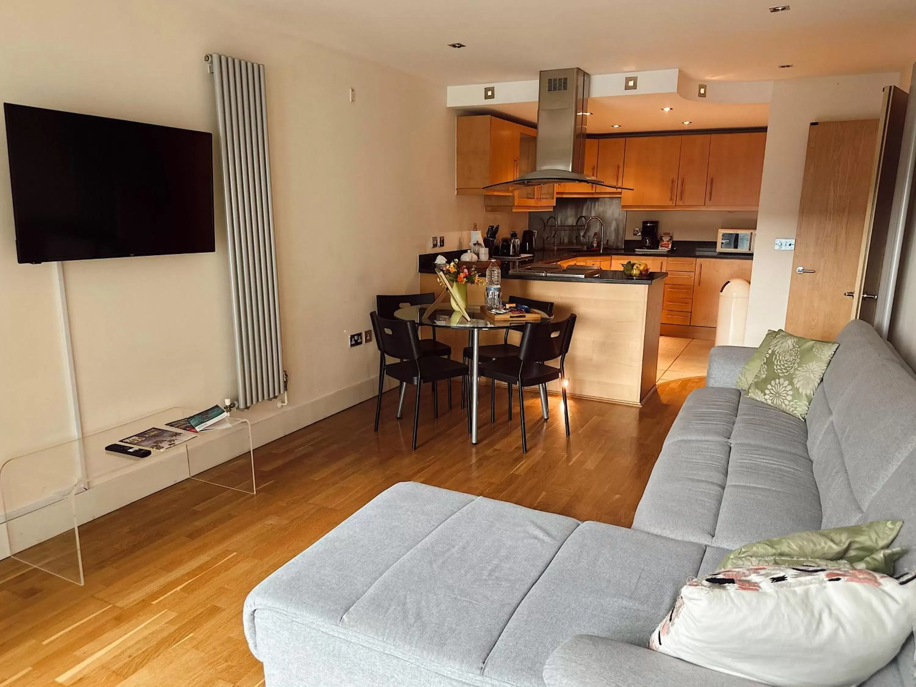 Living room, TV/Entertainment Center in Canary Wharf - Luxury Apartments