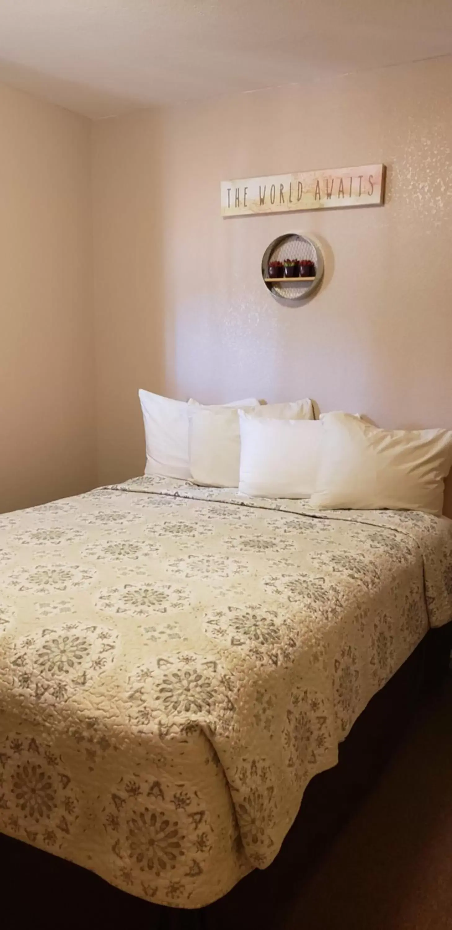 Bedroom, Bed in Red Rock Motel