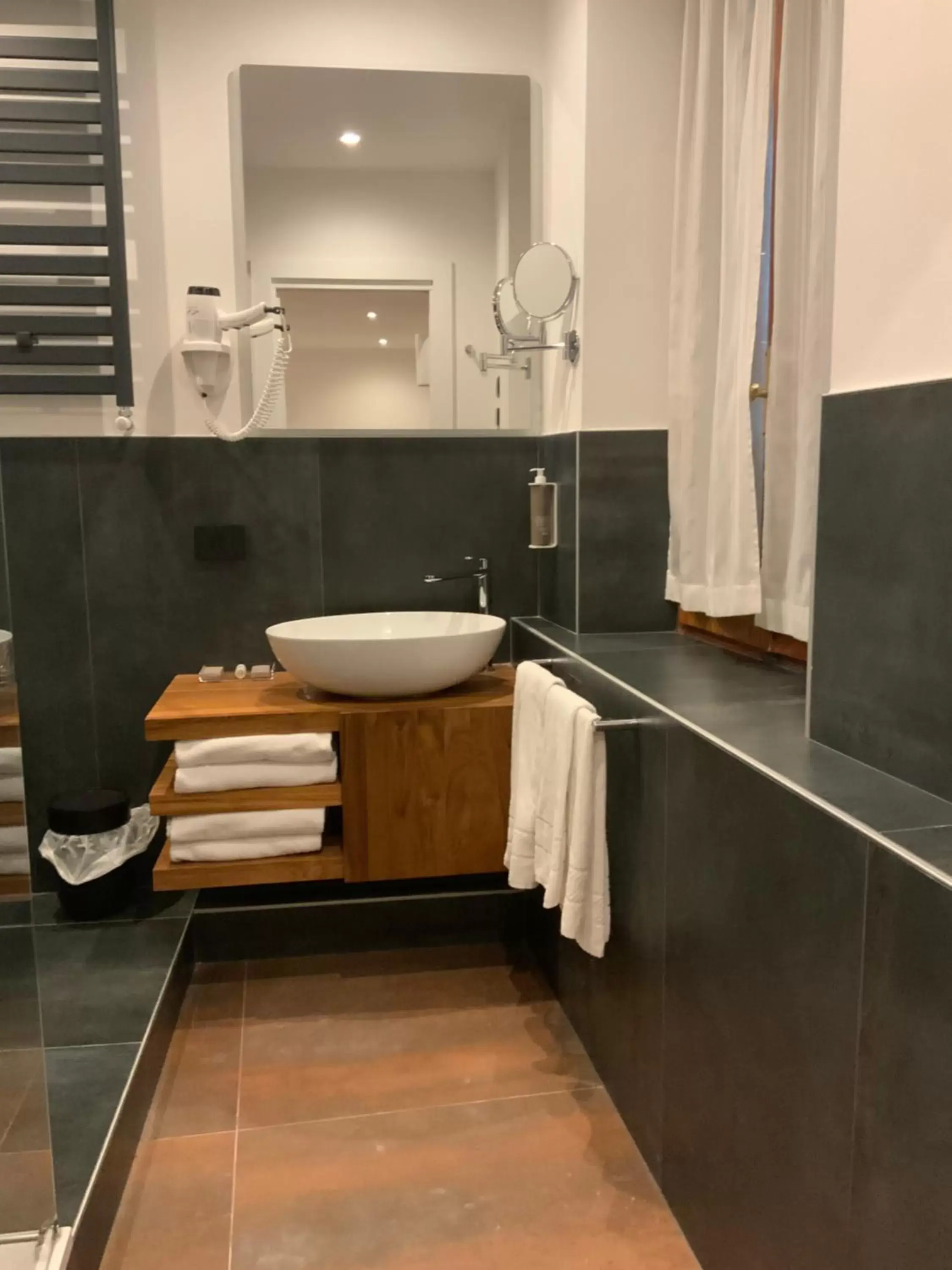 Bathroom in Albergo Cappello e Cadore