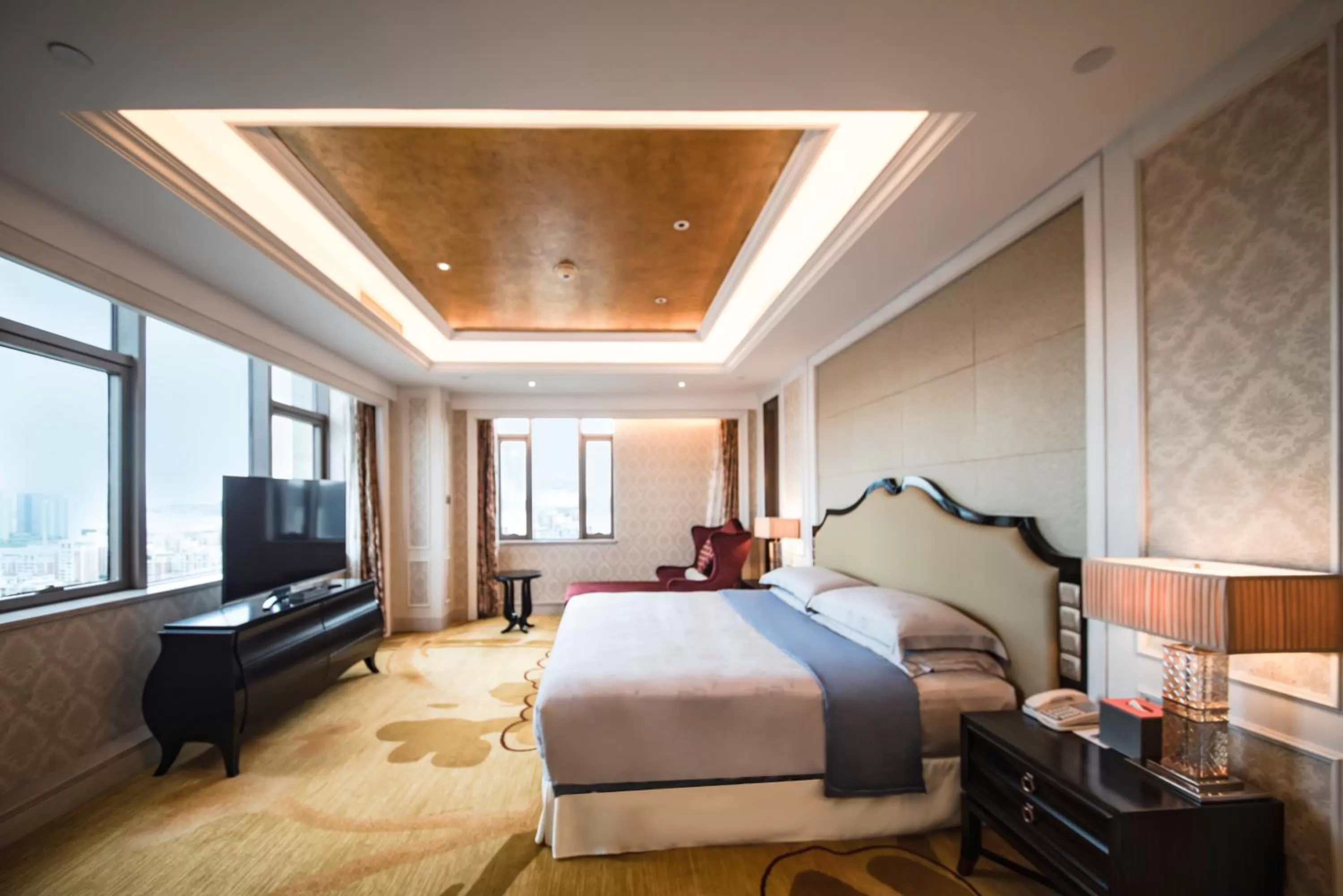 Photo of the whole room, Bed in Sheraton Shantou Hotel