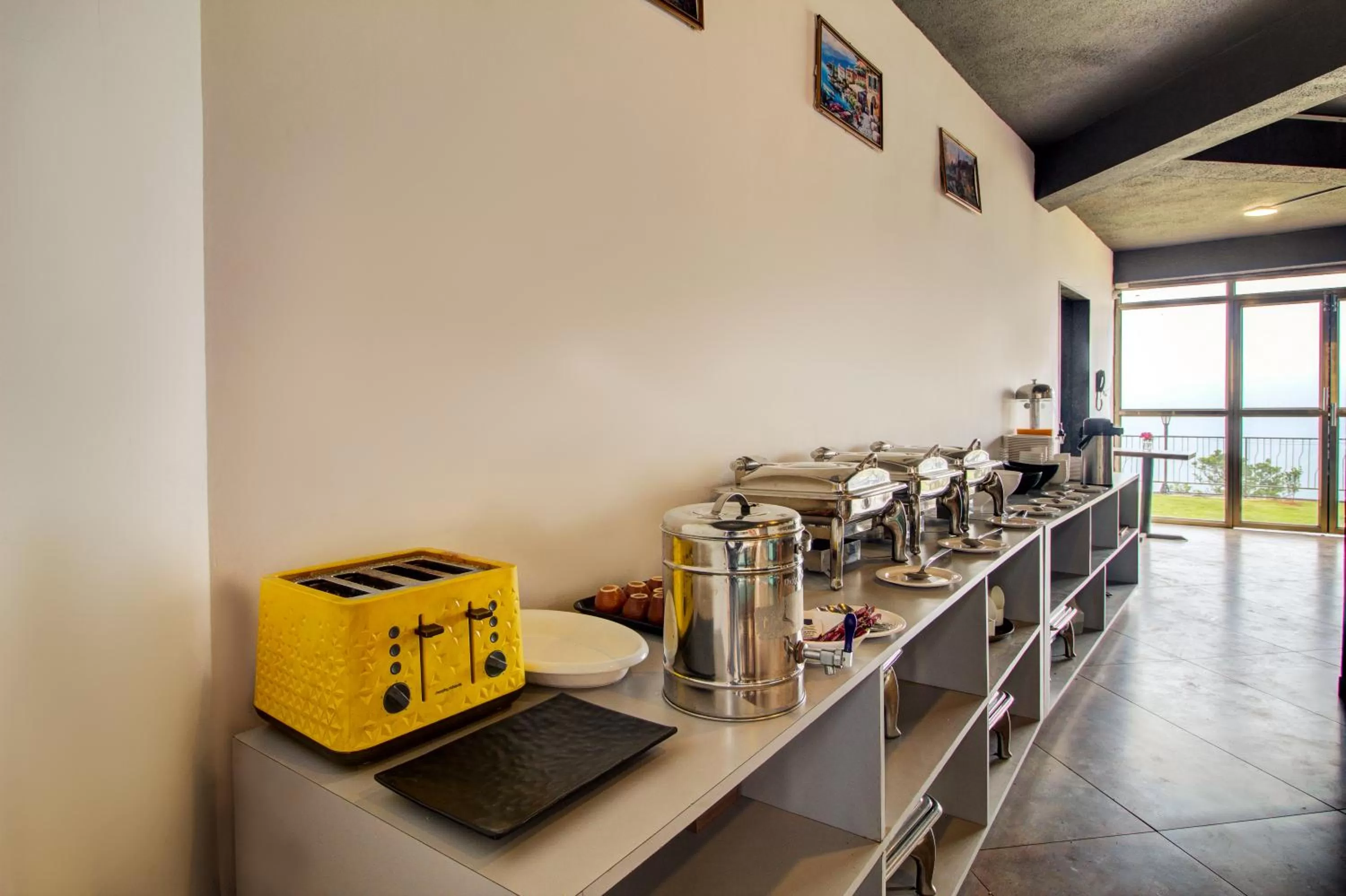 Restaurant/places to eat in Mountain Breeze Resort, Mahabaleshwar