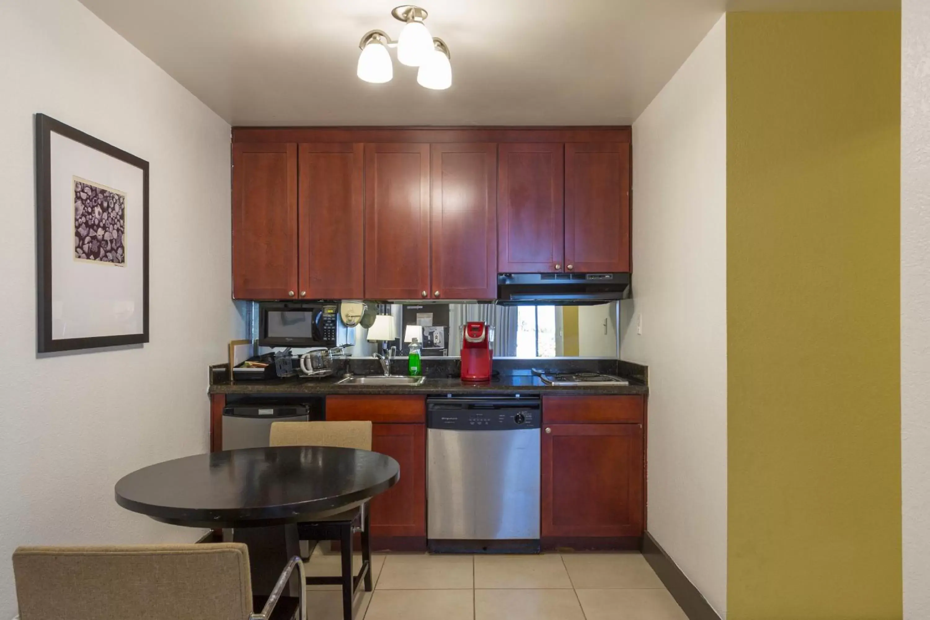 Kitchen or kitchenette, Kitchen/Kitchenette in DOLPHINS, BEACH step away, WIFI, FREE PARKING,POOLS, JACUZZI