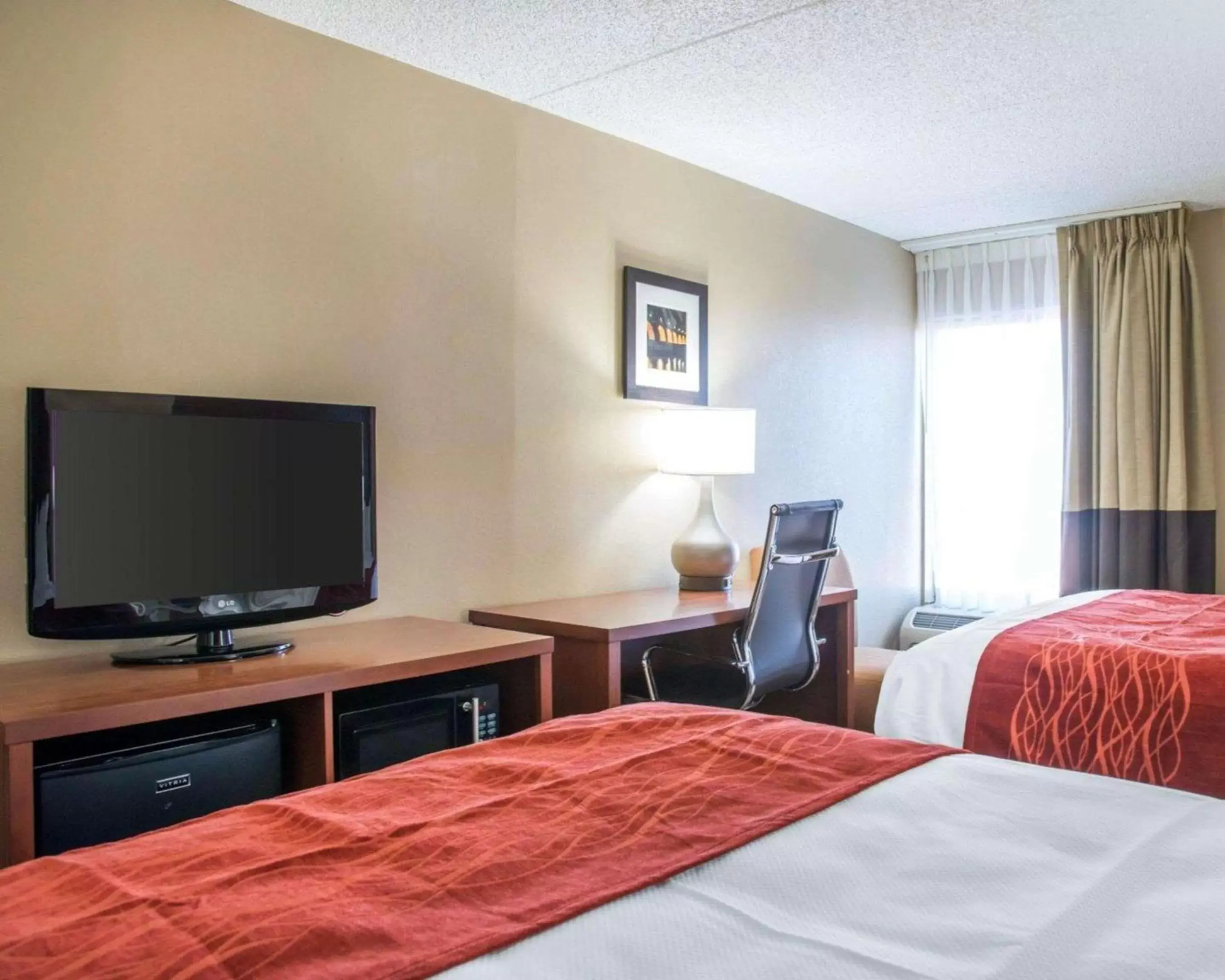 Photo of the whole room, TV/Entertainment Center in Eden Prairie Hotel