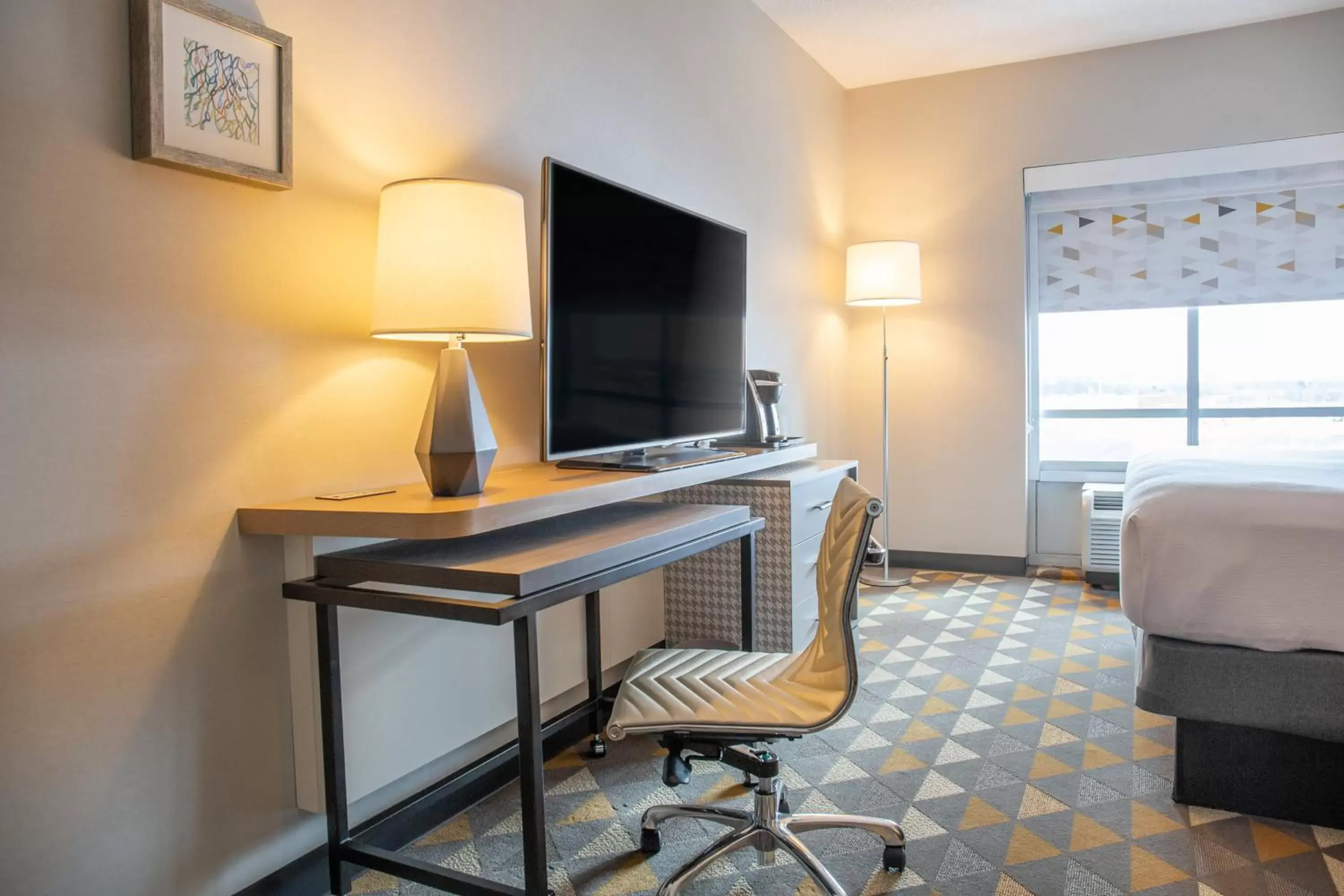 Photo of the whole room, TV/Entertainment Center in Holiday Inn Toledo - Maumee I-80/90, an IHG Hotel