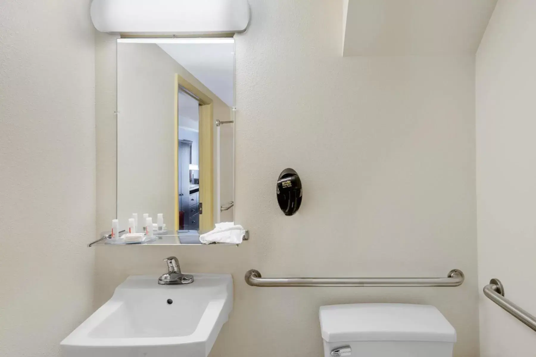 Bathroom in Days Inn by Wyndham Geneva/Finger Lakes