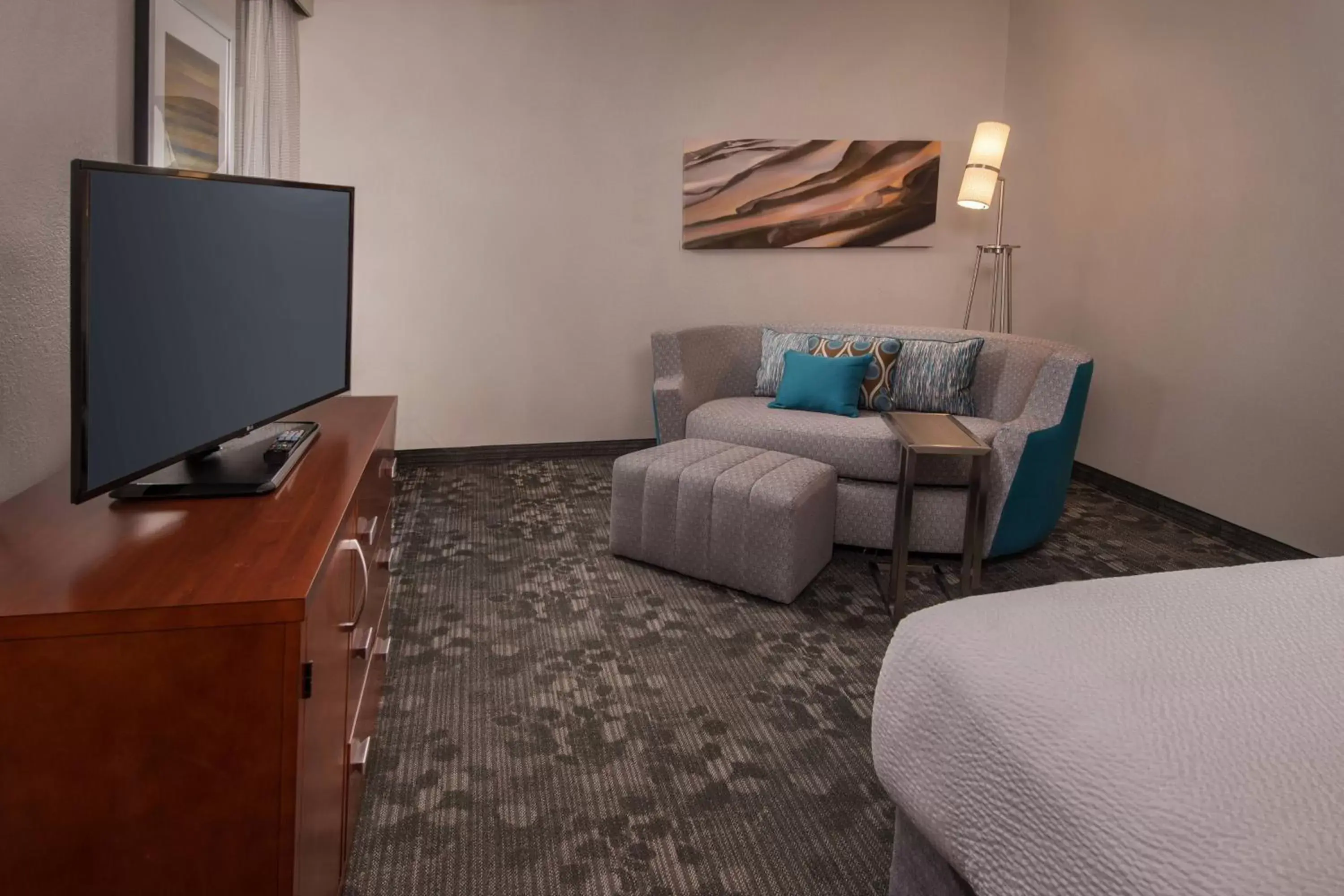 Photo of the whole room, Seating Area in Courtyard by Marriott Dulles Town Center