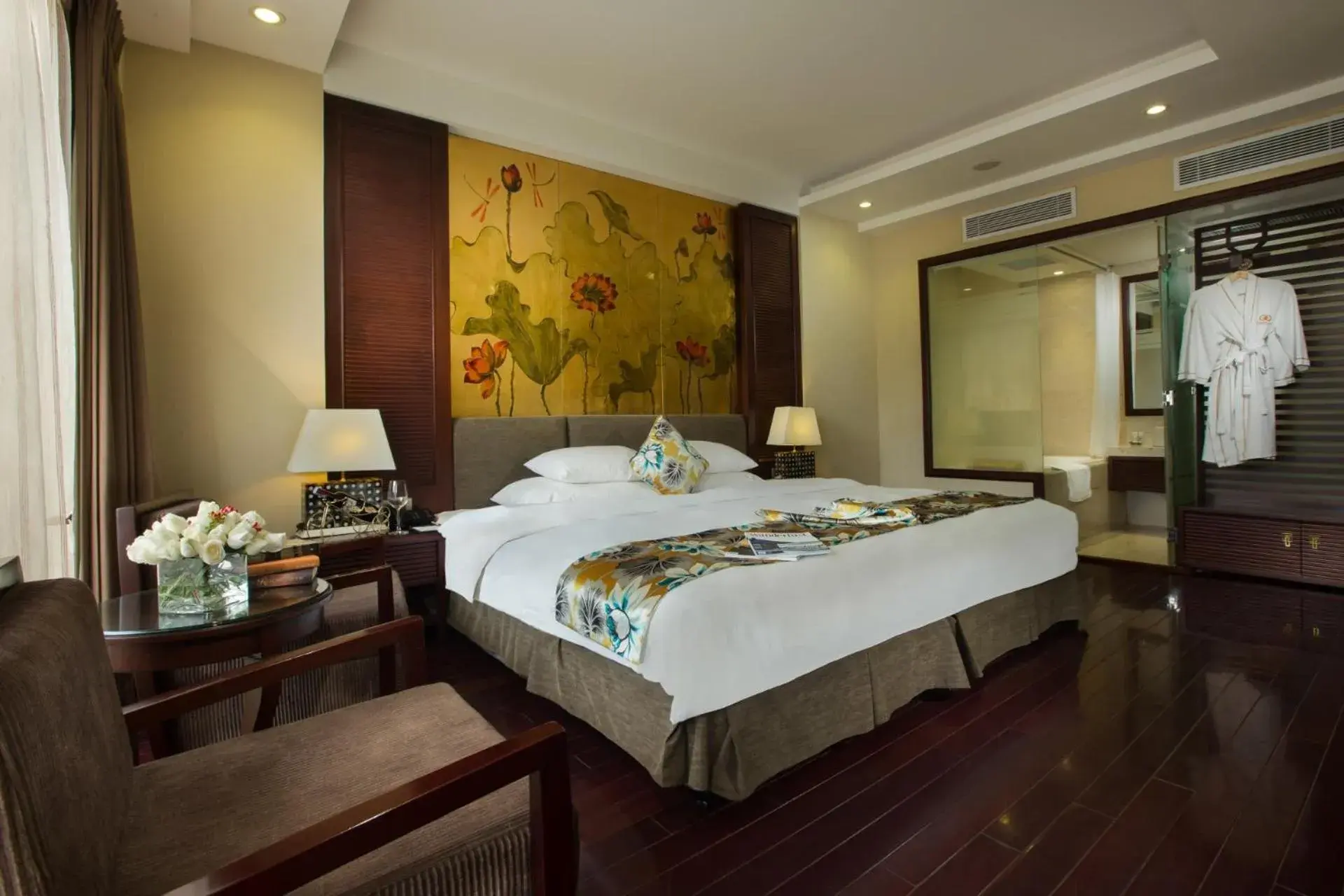 Photo of the whole room, Bed in Golden Silk Boutique Hotel
