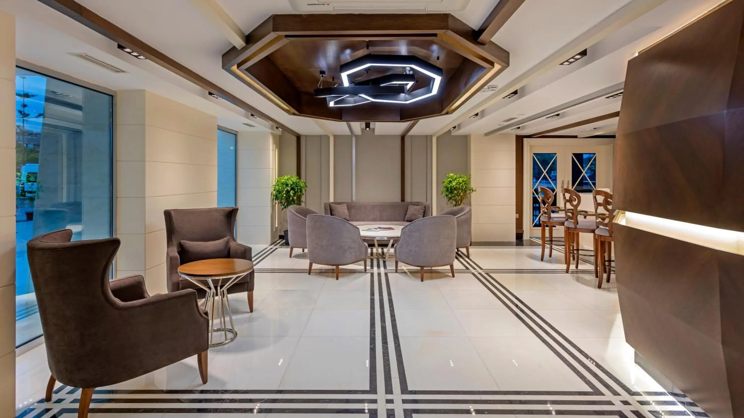 Lobby or reception in B Business Hotel & Spa
