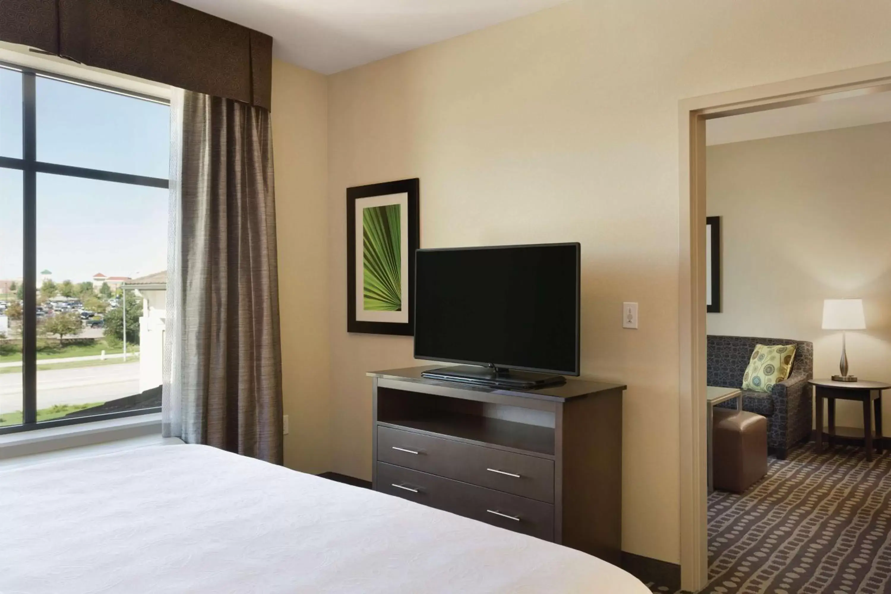 Bedroom, TV/Entertainment Center in Homewood Suites by Hilton Ankeny