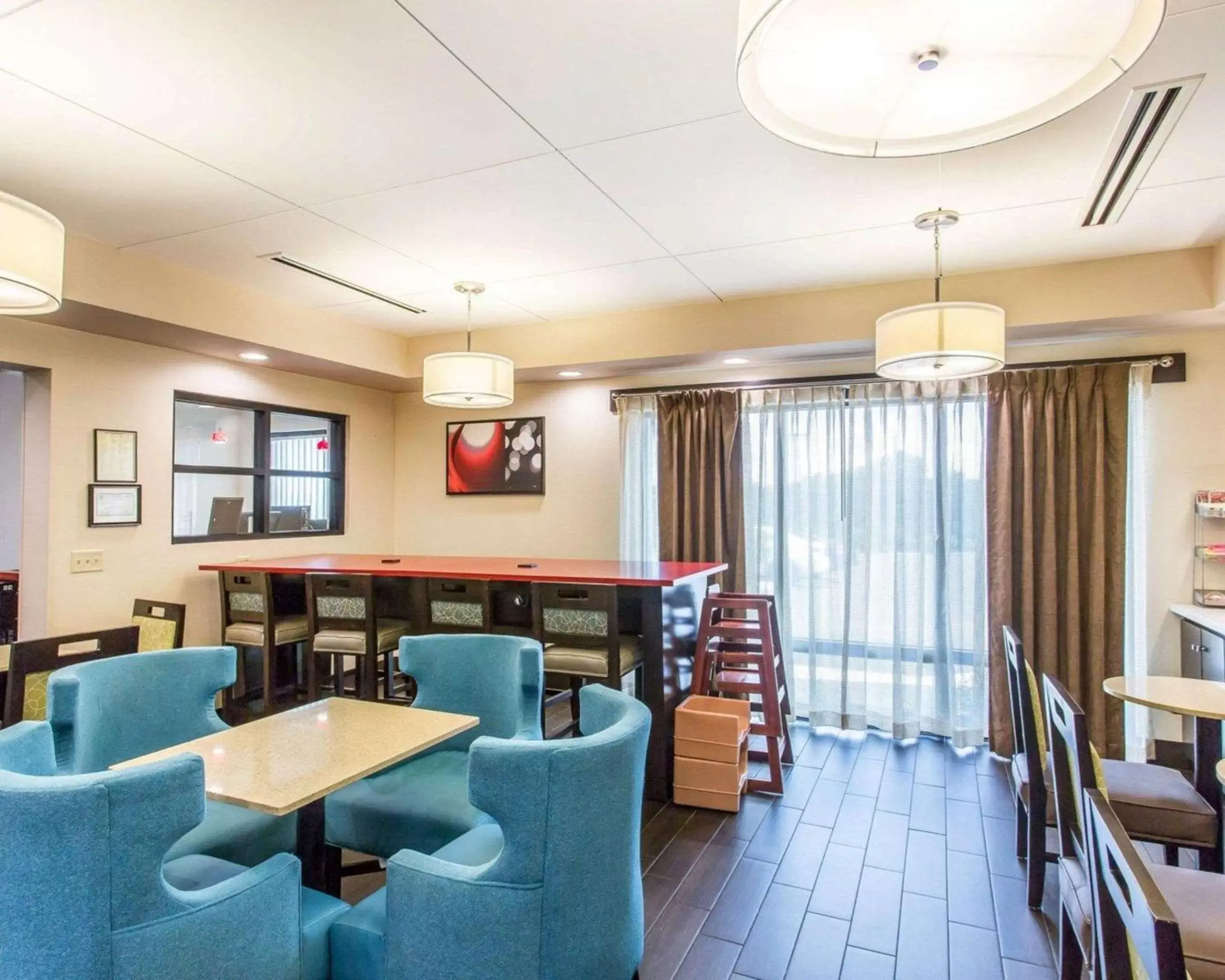 Restaurant/Places to Eat in Comfort Suites Cookeville