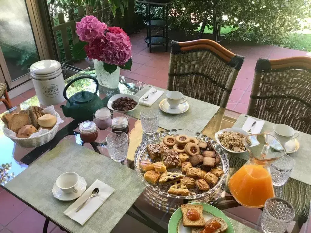 Buffet breakfast in La Pergola B&B