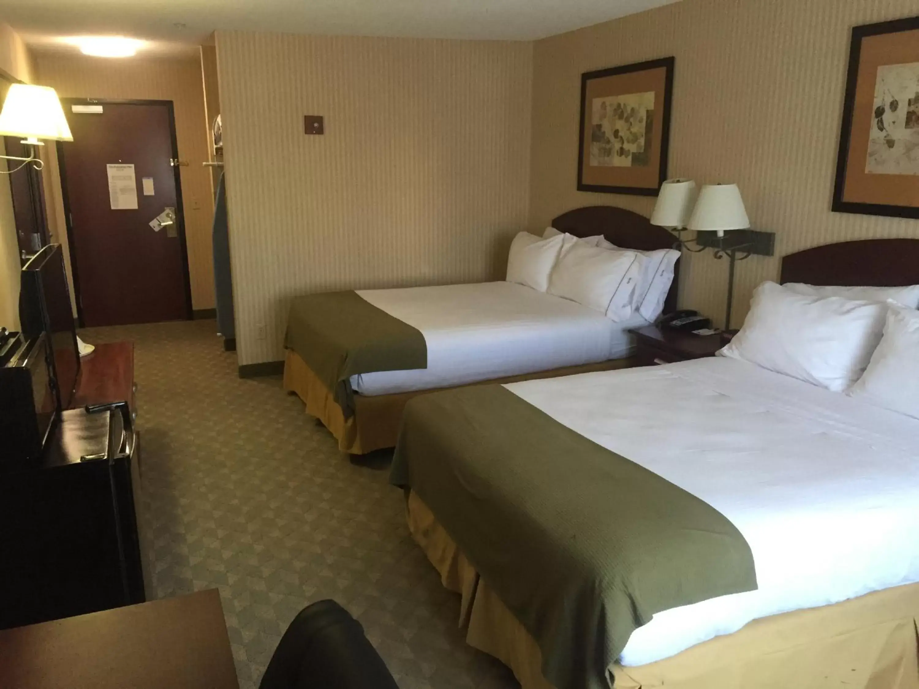 Photo of the whole room, Bed in Holiday Inn Express & Suites Lansing-Leavenworth, an IHG Hotel