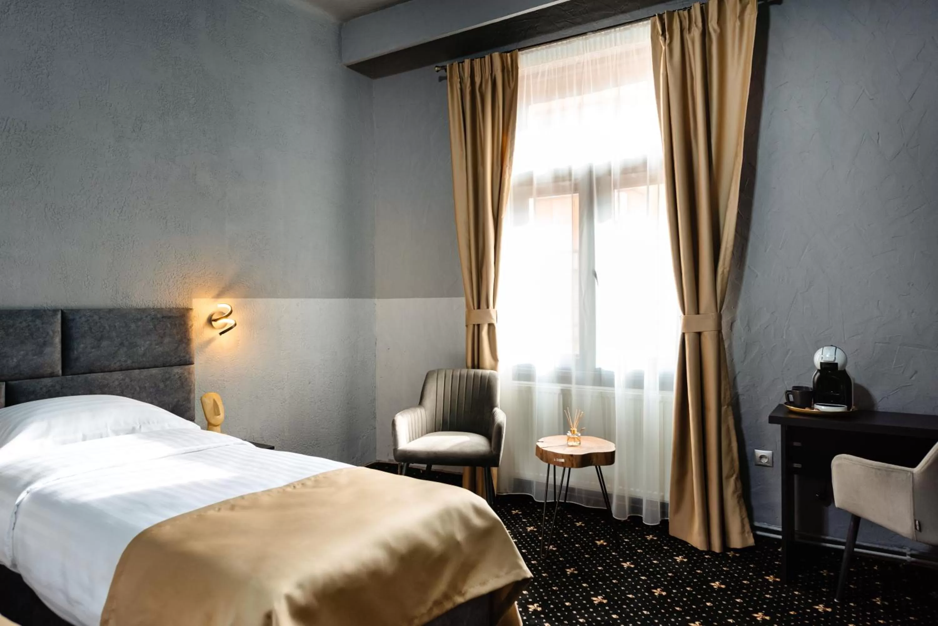 Photo of the whole room, Bed in Palace Bulevard Inn