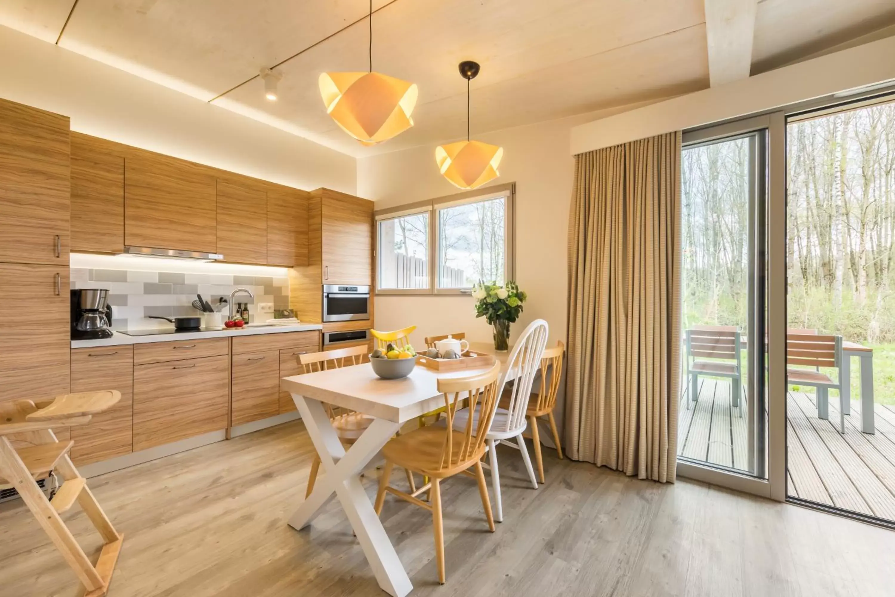 Kitchen or kitchenette, Dining Area in Center Parcs Villages Nature Paris