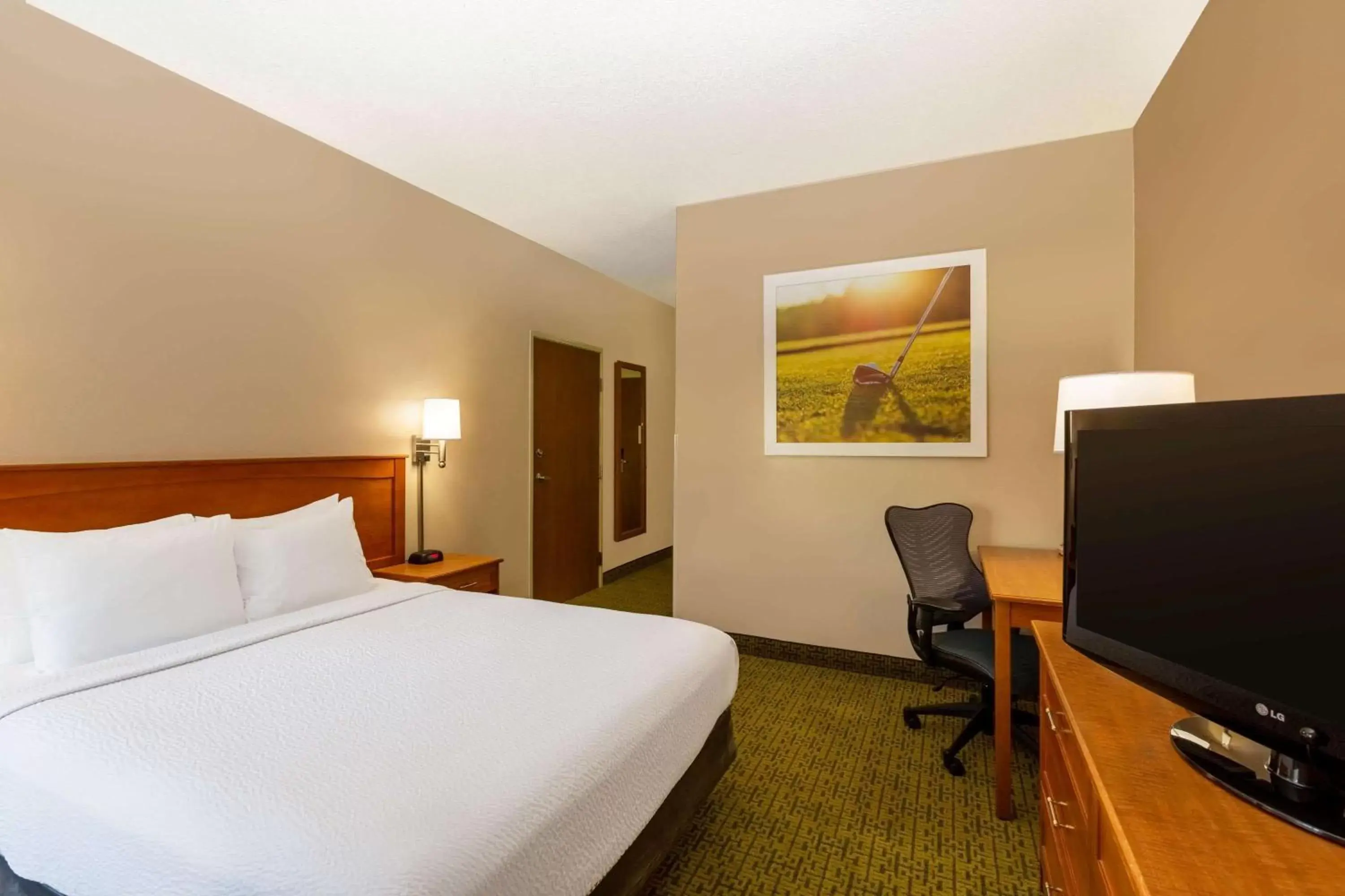 Photo of the whole room, Bed in Days Inn & Suites by Wyndham Madison