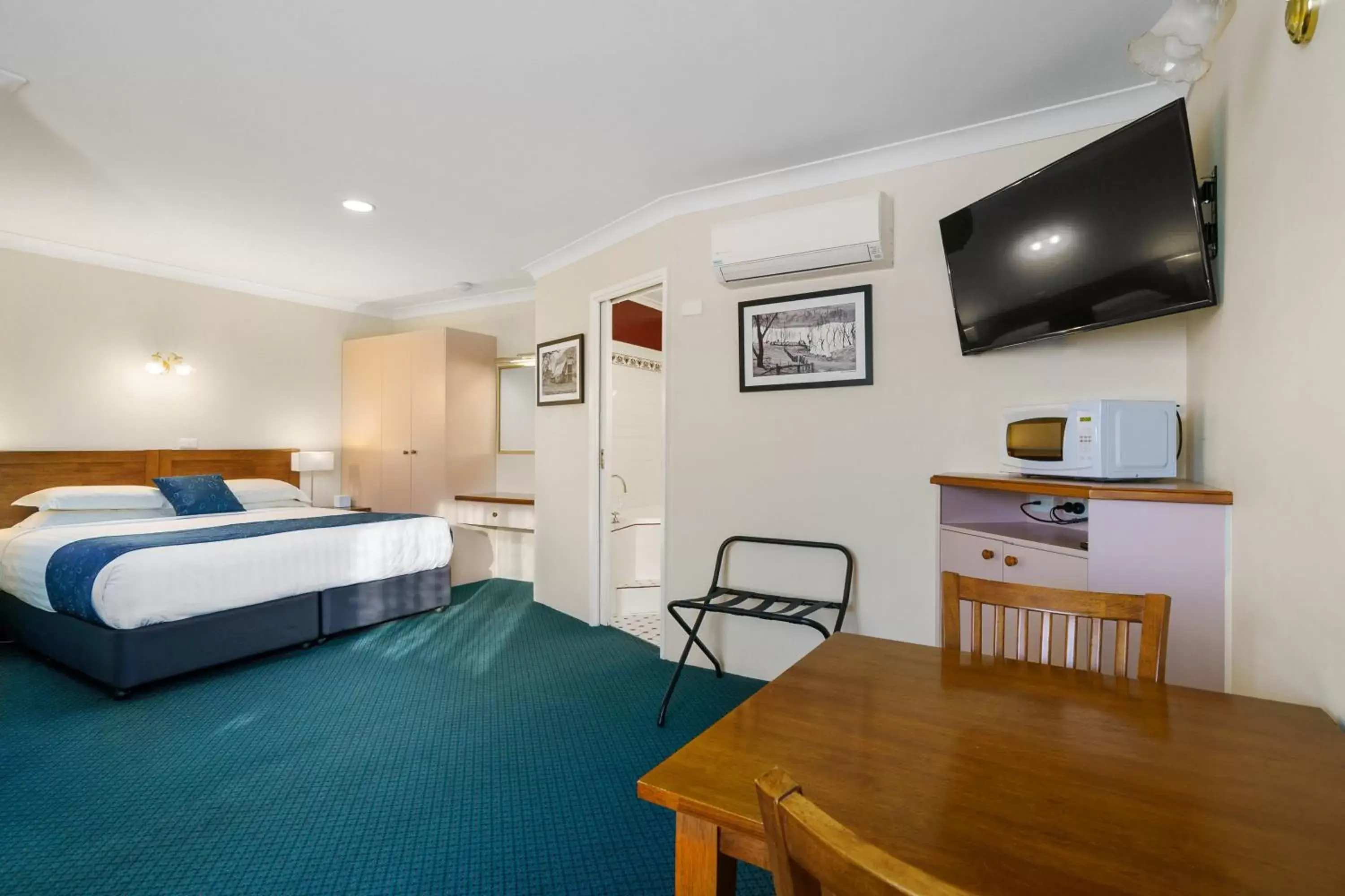 Bedroom, TV/Entertainment Center in Stagecoach Motel Wodonga