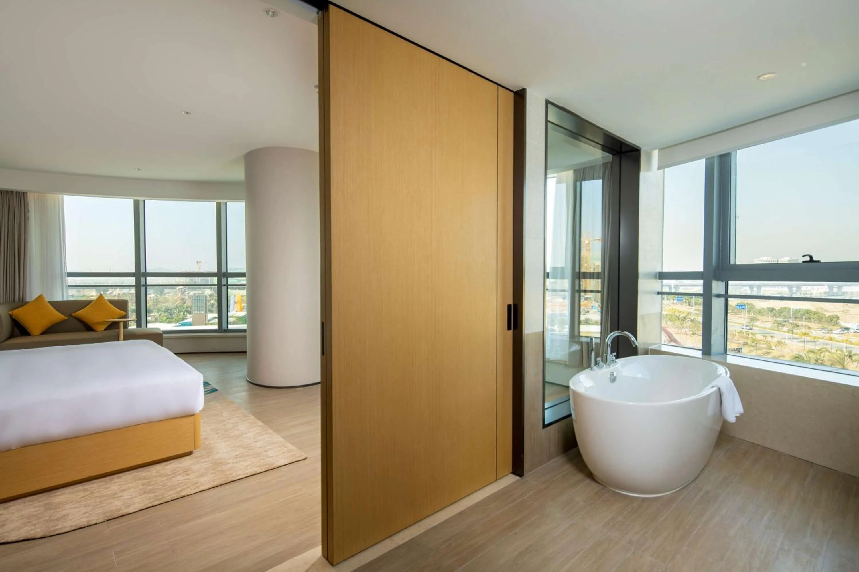 Deluxe King Suite in Hilton Garden Inn Zhuhai Hengqin Sumlodol Park