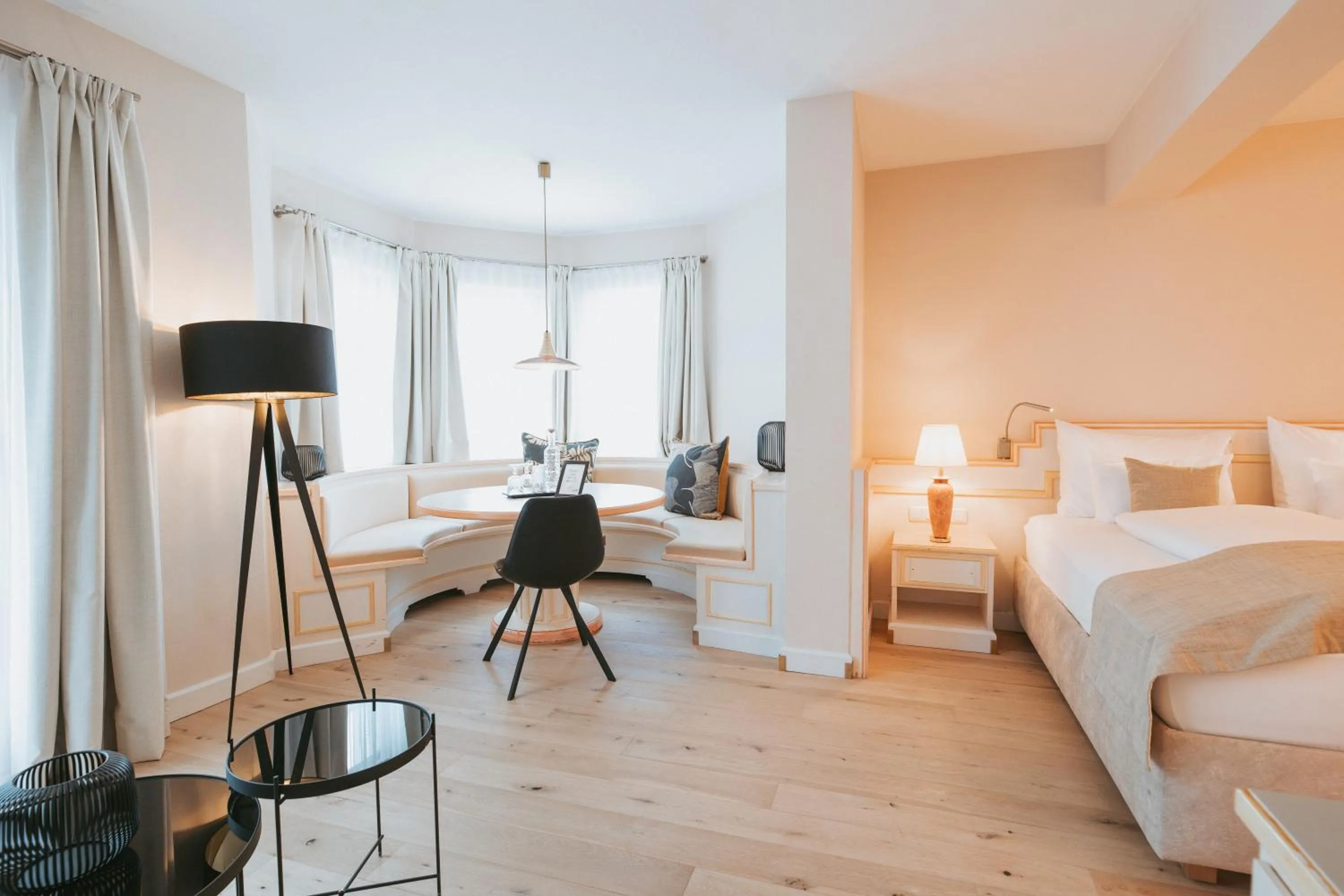 Living room, Bed in MANNI das Hotel